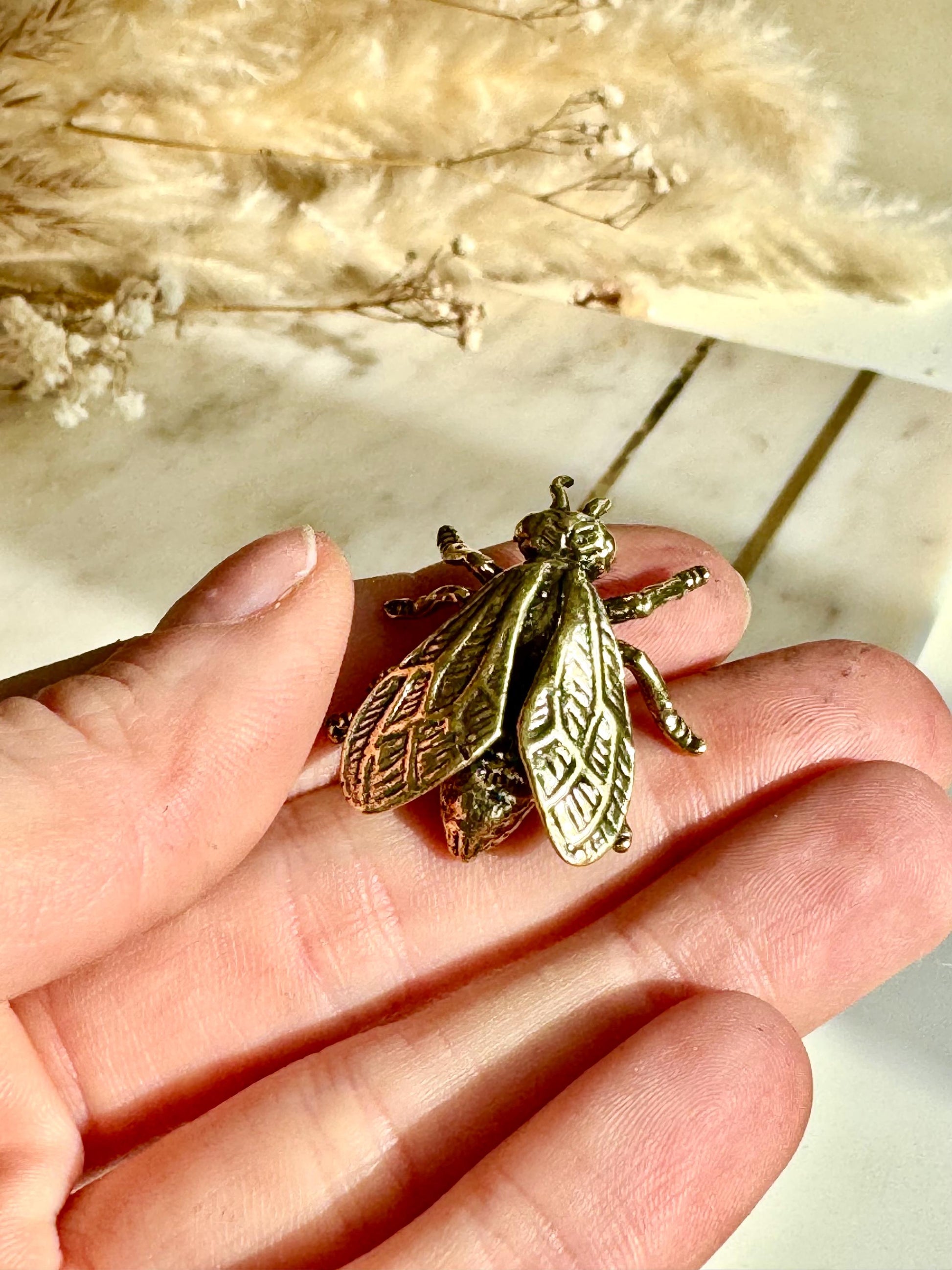 Solid brass bee figurine, realistic fly sculpture, metal insect ornament, detailed brass flying bug paperweight.