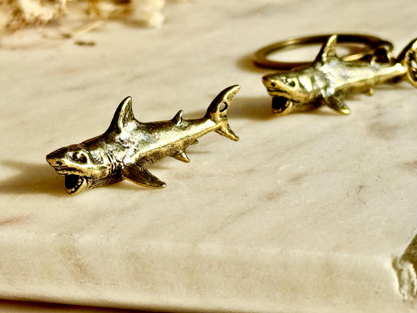 Brass Shark Charm and Keyring Set – Realistic Great White Shark Miniature Figurine, Ocean-Themed Nautical Accessories, Marine Wildlife Colle