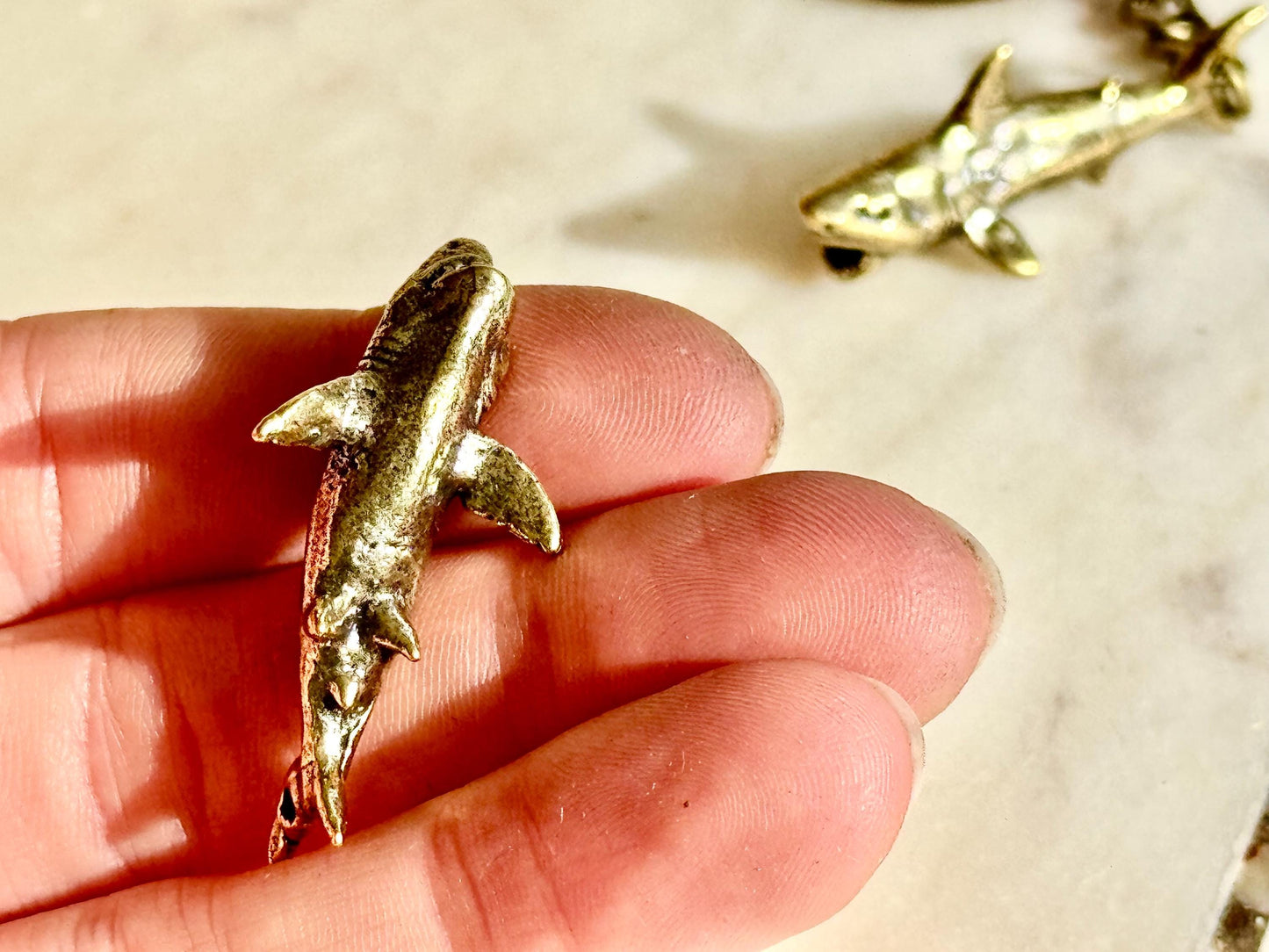 Brass Shark Charm and Keyring Set – Realistic Great White Shark Miniature Figurine, Ocean-Themed Nautical Accessories, Marine Wildlife Colle