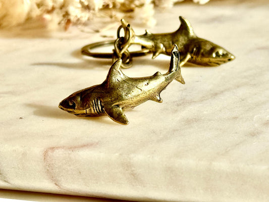 Brass Shark Charm and Keyring Set – Realistic Great White Shark Miniature Figurine, Ocean-Themed Nautical Accessories, Marine Wildlife Colle