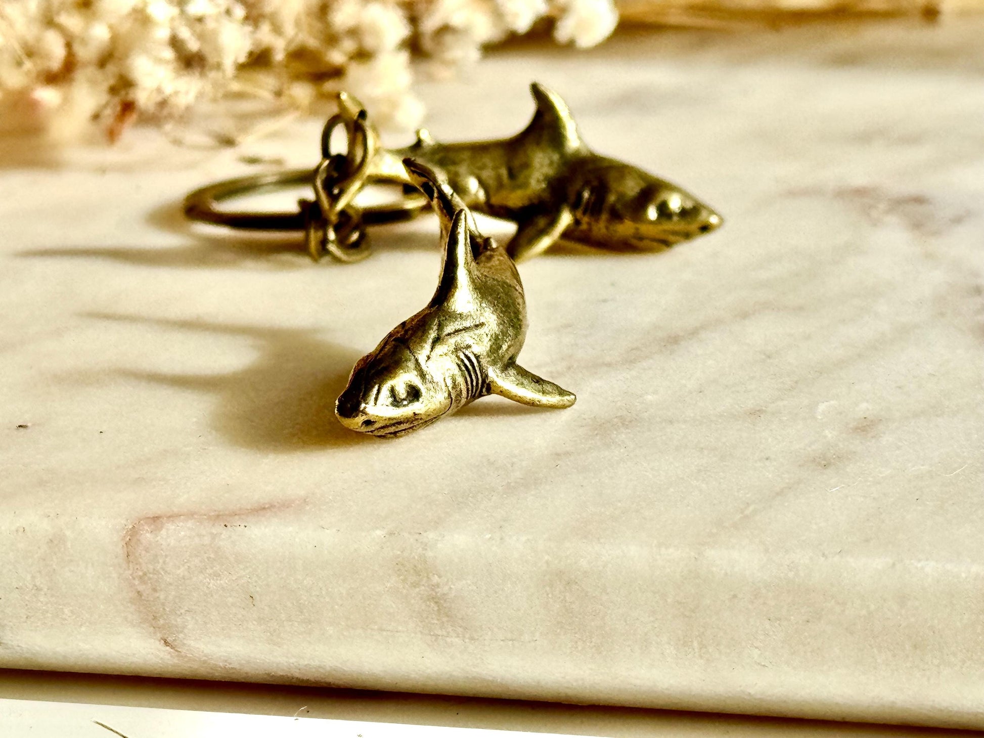 Brass Shark Charm and Keyring Set – Realistic Great White Shark Miniature Figurine, Ocean-Themed Nautical Accessories, Marine Wildlife Colle