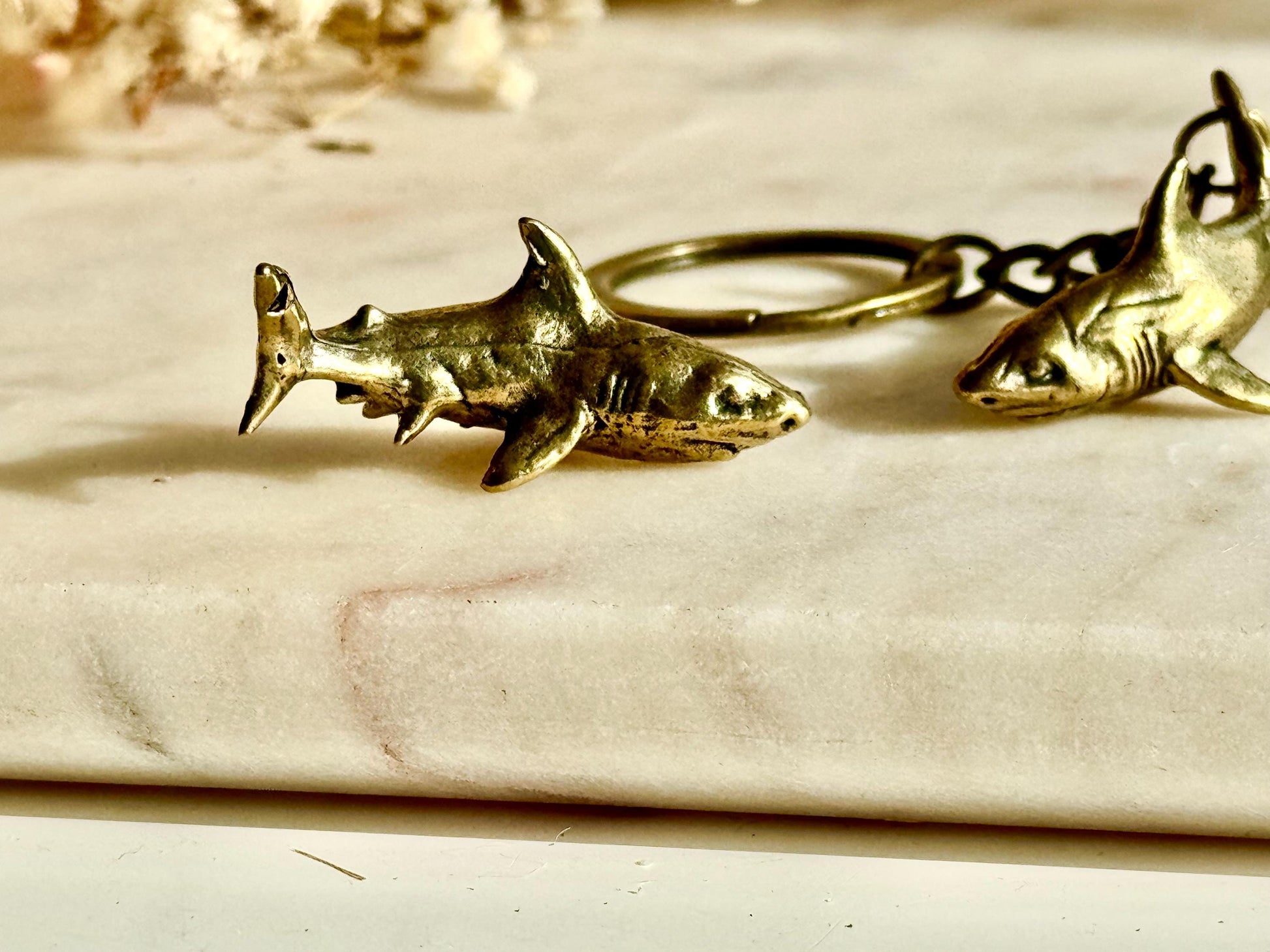 Brass Shark Charm and Keyring Set – Realistic Great White Shark Miniature Figurine, Ocean-Themed Nautical Accessories, Marine Wildlife Colle