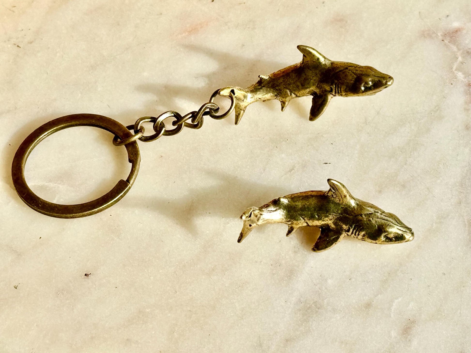 Brass Shark Charm and Keyring Set – Realistic Great White Shark Miniature Figurine, Ocean-Themed Nautical Accessories, Marine Wildlife Colle