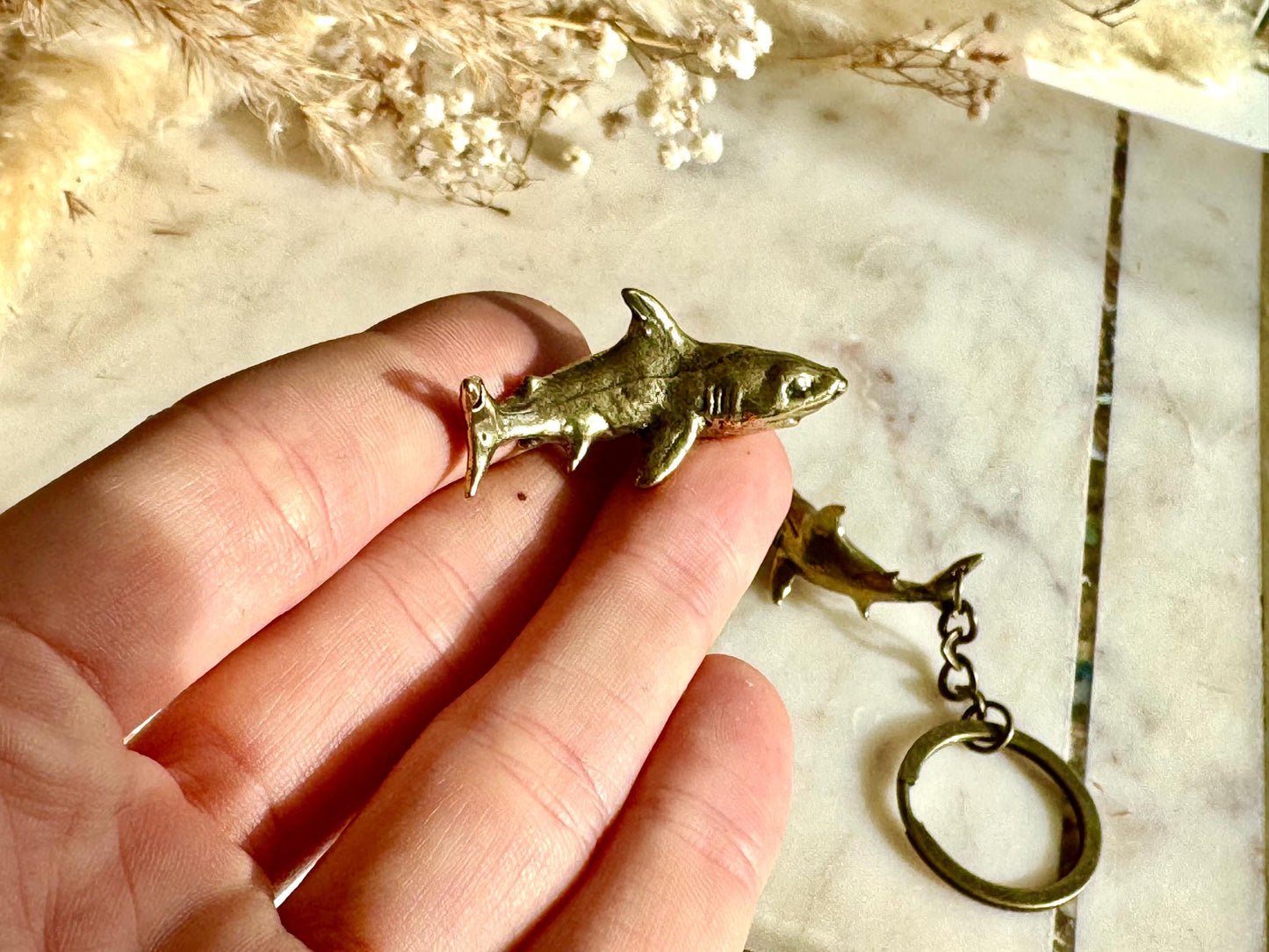 Brass Shark Charm and Keyring Set – Realistic Great White Shark Miniature Figurine, Ocean-Themed Nautical Accessories, Marine Wildlife Colle