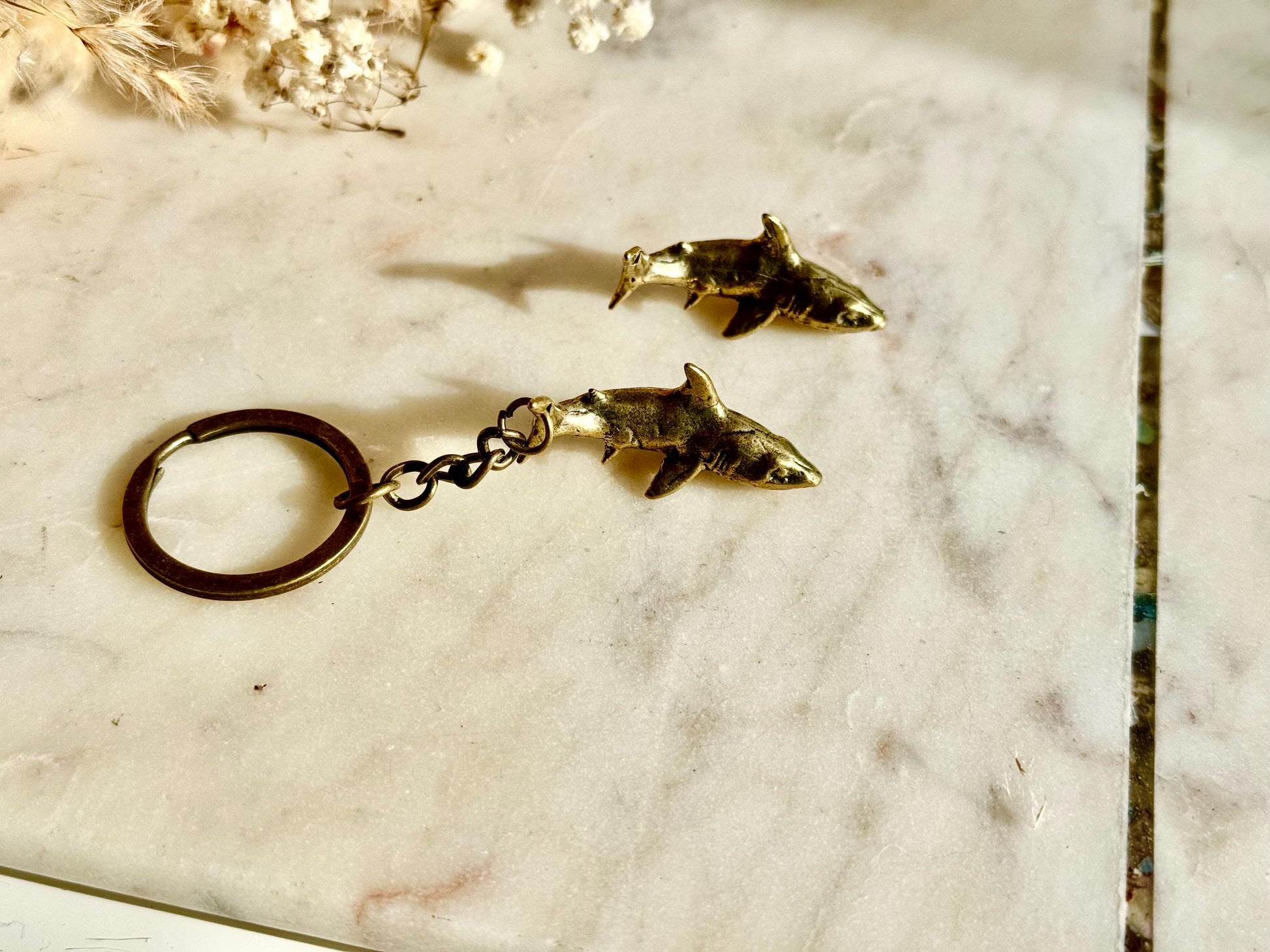 Brass Shark Charm and Keyring Set – Realistic Great White Shark Miniature Figurine, Ocean-Themed Nautical Accessories, Marine Wildlife Colle