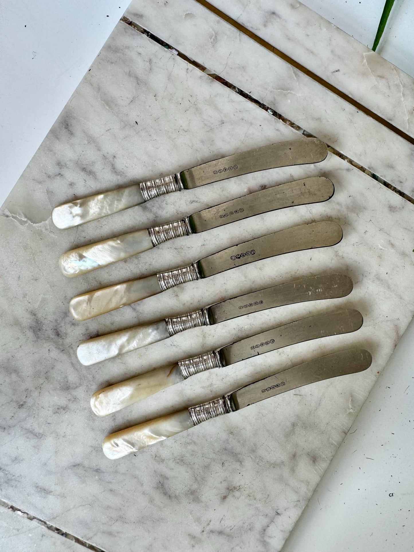 Set of 6 Antique Butter Knives – Silver-Plated Blades & Sterling Silver Collars, Mother of Pearl Handles – LB S EP, England, Early 20th Cent