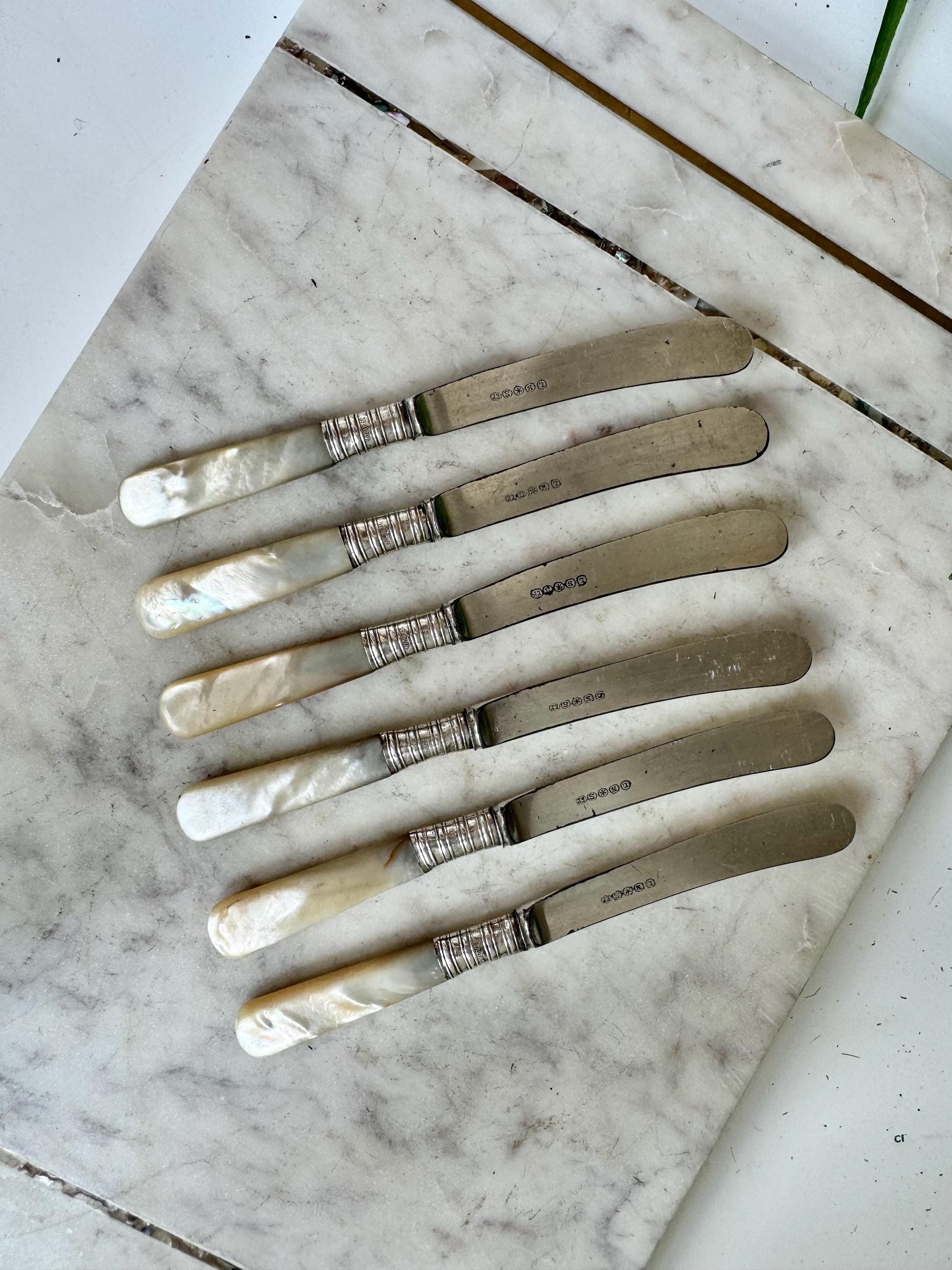 Set of 6 Antique Butter Knives – Silver-Plated Blades & Sterling Silver Collars, Mother of Pearl Handles – LB S EP, England, Early 20th Cent