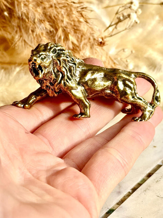 Vintage style roaring lion casting figurine, Antique Solid Brass Hand Carved Lion Statue, home decoration, collectible brass figurine