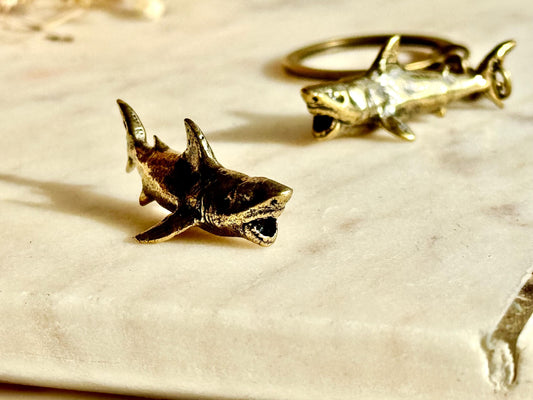 Brass Shark Charm and Keyring Set – Realistic Great White Shark Miniature Figurine, Ocean-Themed Nautical Accessories, Marine Wildlife Colle