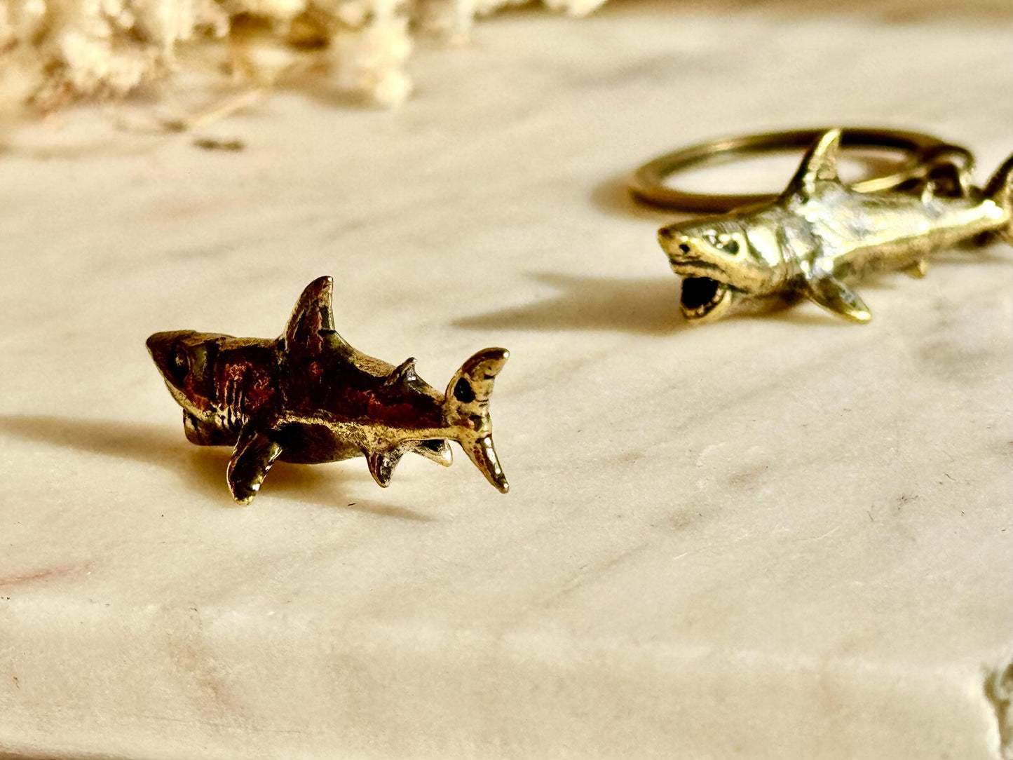 Brass Shark Charm and Keyring Set – Realistic Great White Shark Miniature Figurine, Ocean-Themed Nautical Accessories, Marine Wildlife Colle