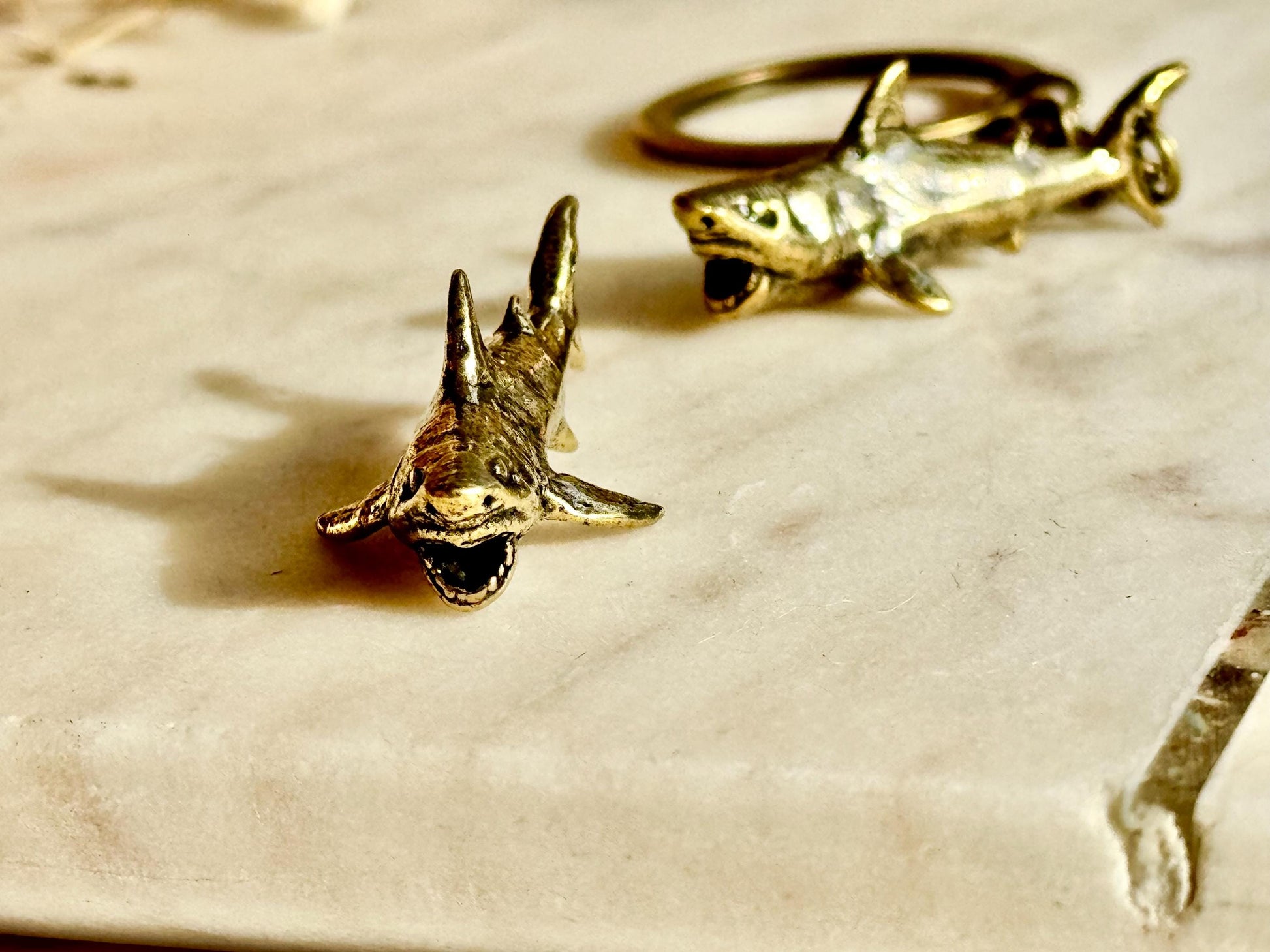 Brass Shark Charm and Keyring Set – Realistic Great White Shark Miniature Figurine, Ocean-Themed Nautical Accessories, Marine Wildlife Colle
