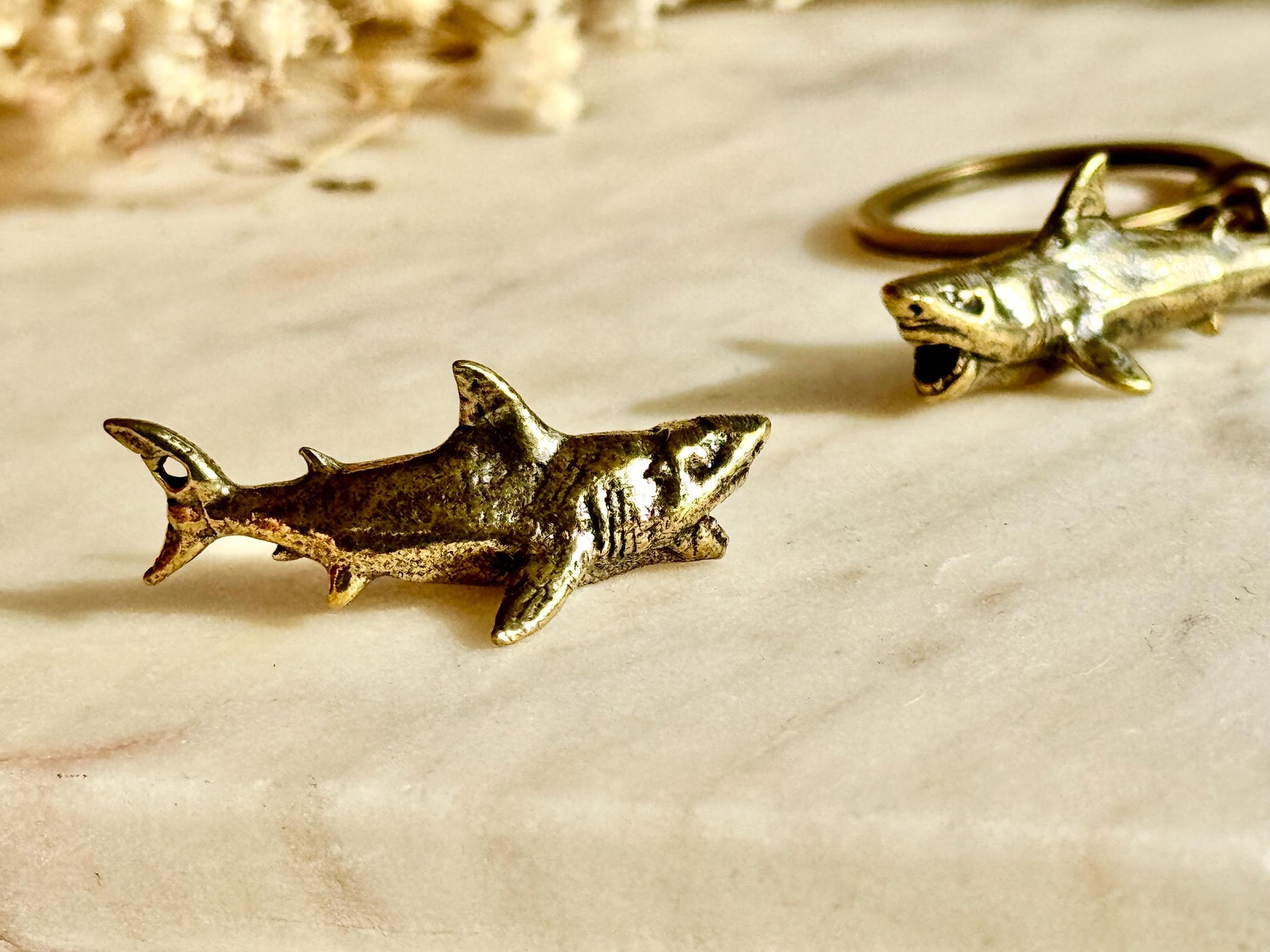 Brass Shark Charm and Keyring Set – Realistic Great White Shark Miniature Figurine, Ocean-Themed Nautical Accessories, Marine Wildlife Colle