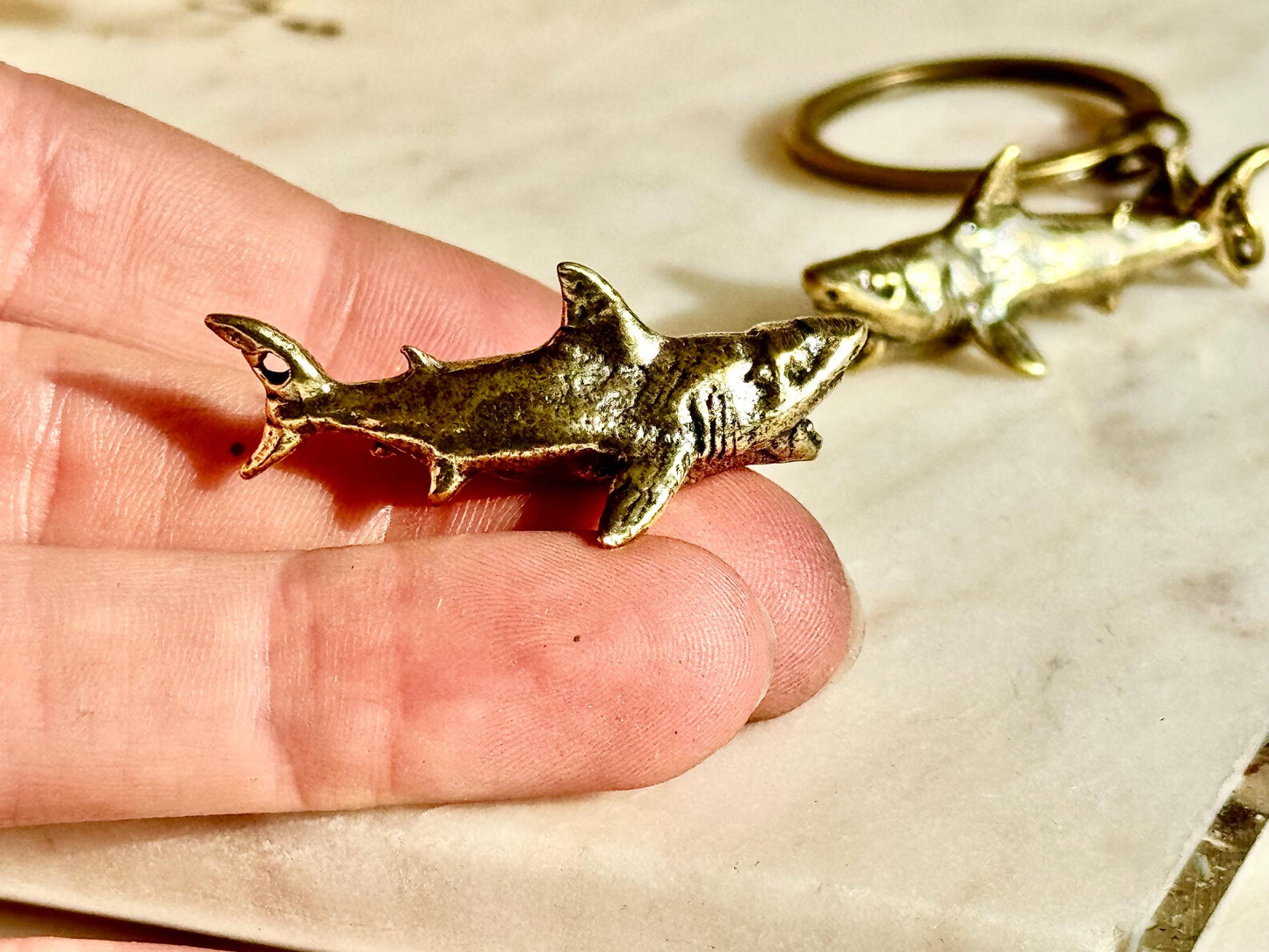 Brass Shark Charm and Keyring Set – Realistic Great White Shark Miniature Figurine, Ocean-Themed Nautical Accessories, Marine Wildlife Colle