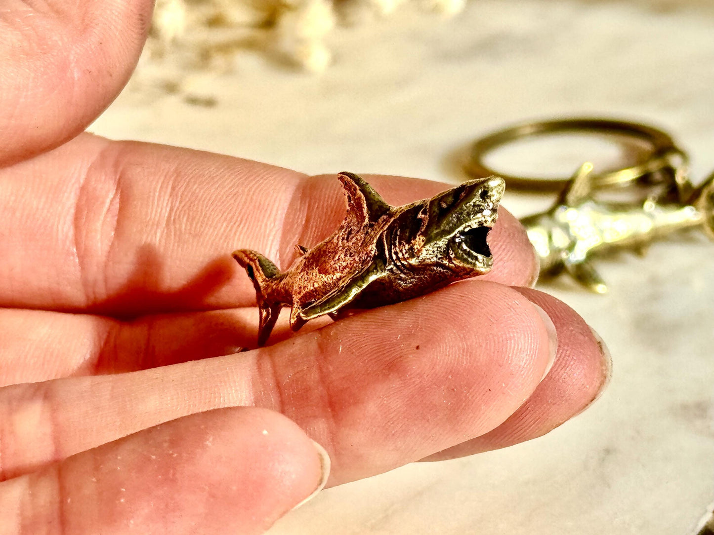 Brass Shark Charm and Keyring Set – Realistic Great White Shark Miniature Figurine, Ocean-Themed Nautical Accessories, Marine Wildlife Colle