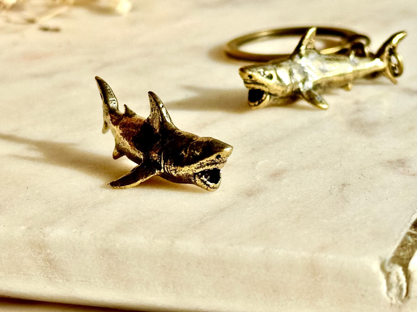 Brass Shark Charm and Keyring Set – Realistic Great White Shark Miniature Figurine, Ocean-Themed Nautical Accessories, Marine Wildlife Colle