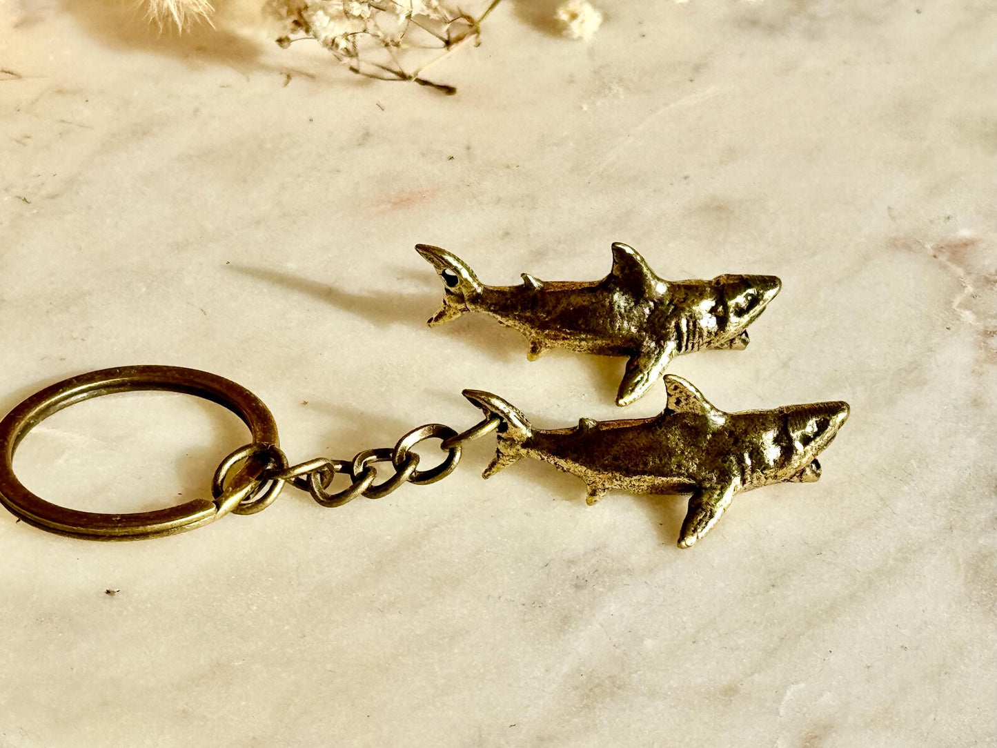 Brass Shark Charm and Keyring Set – Realistic Great White Shark Miniature Figurine, Ocean-Themed Nautical Accessories, Marine Wildlife Colle