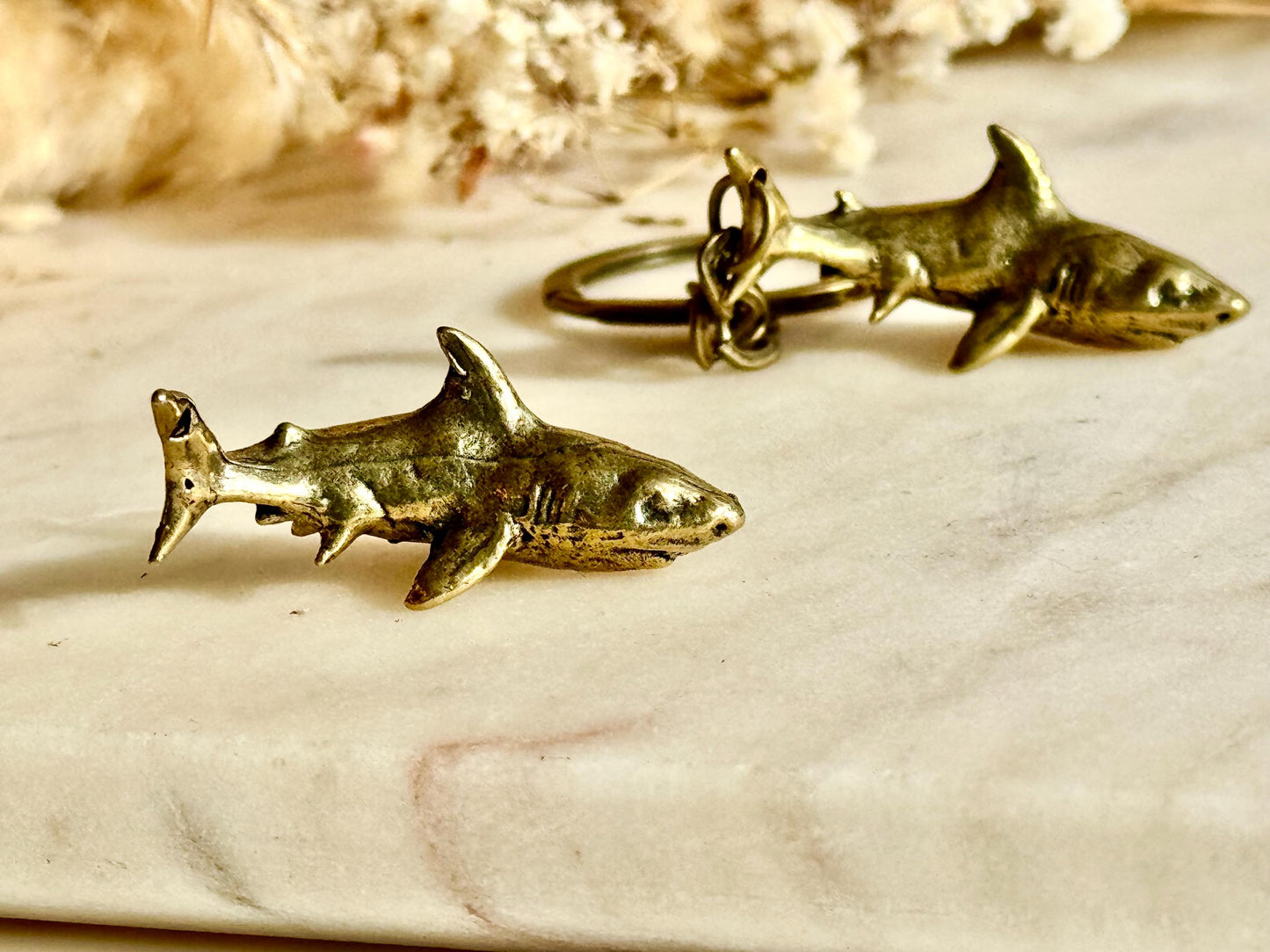 Brass Shark Charm and Keyring Set – Realistic Great White Shark Miniature Figurine, Ocean-Themed Nautical Accessories, Marine Wildlife Colle