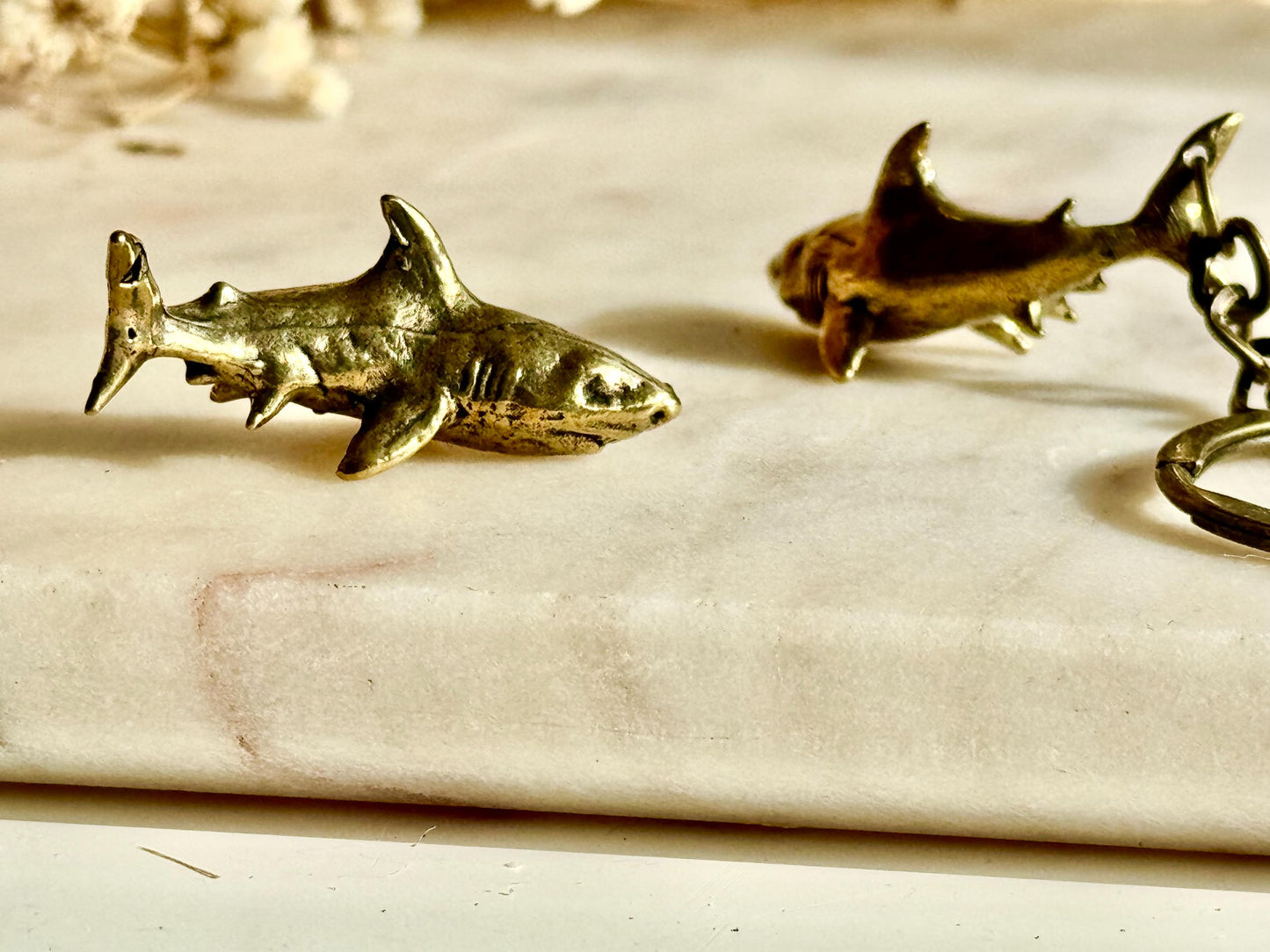 Brass Shark Charm and Keyring Set – Realistic Great White Shark Miniature Figurine, Ocean-Themed Nautical Accessories, Marine Wildlife Colle
