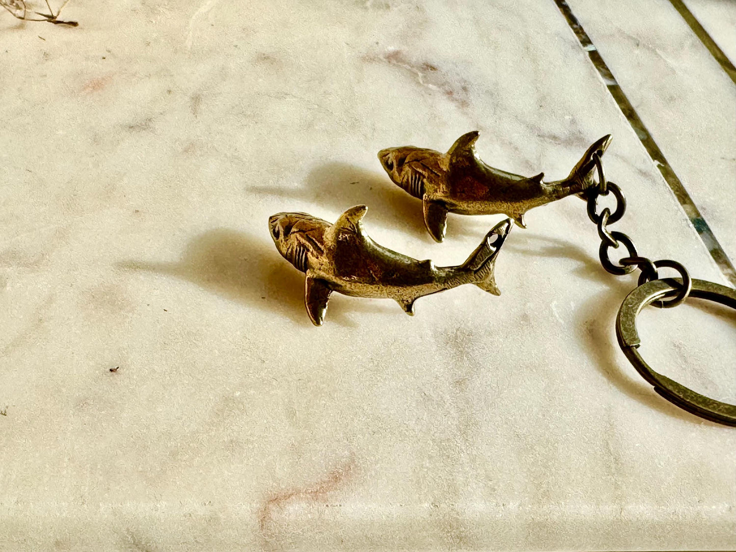 Brass Shark Charm and Keyring Set – Realistic Great White Shark Miniature Figurine, Ocean-Themed Nautical Accessories, Marine Wildlife Colle