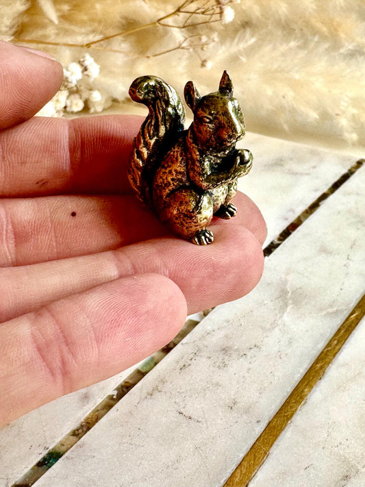 Solid brass figurine squirrel holding acorn, collectible brass ornament, beautiful decoration for tabletop