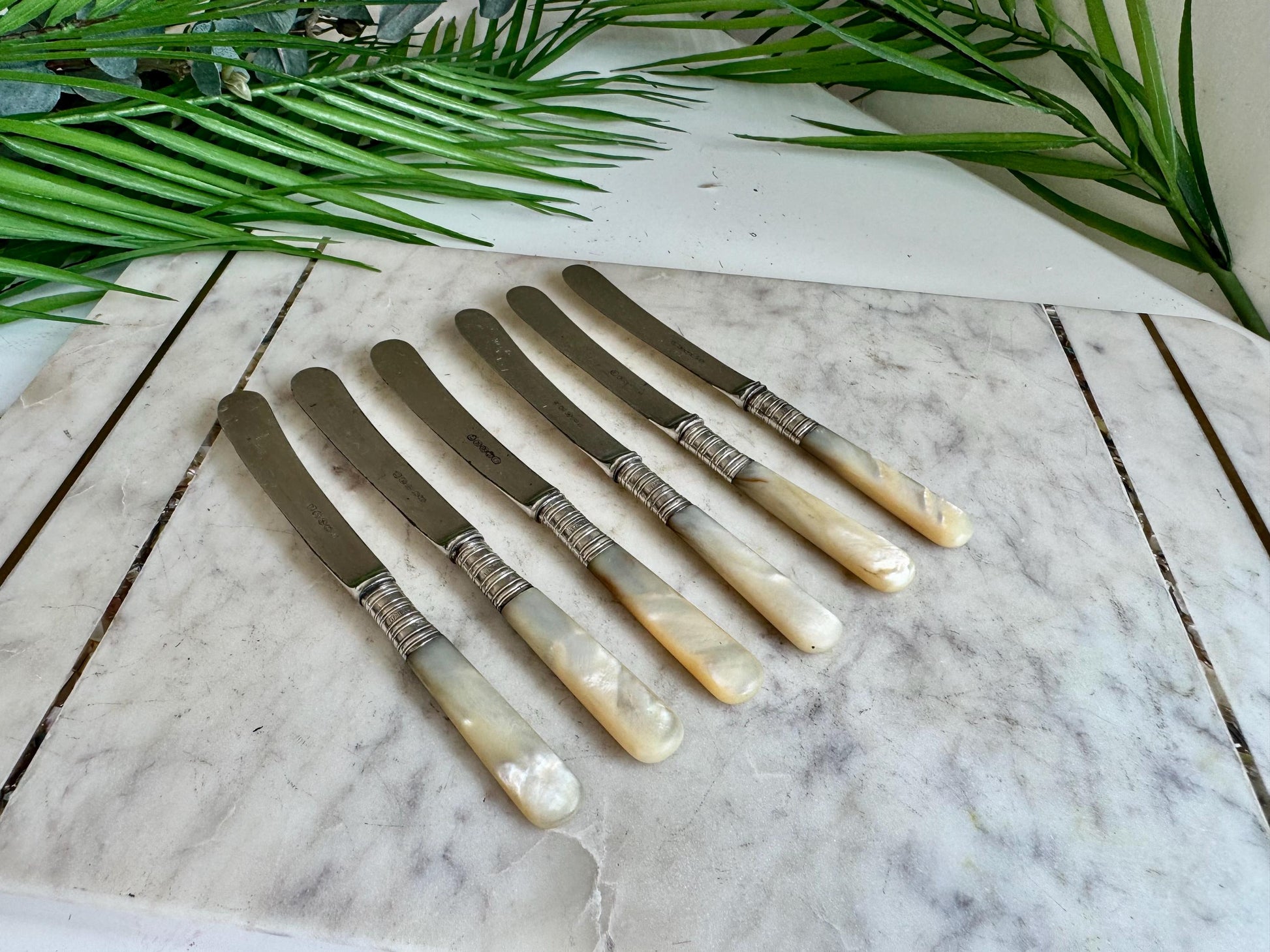 Set of 6 Antique Butter Knives – Silver-Plated Blades & Sterling Silver Collars, Mother of Pearl Handles – LB S EP, England, Early 20th Cent