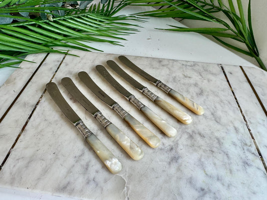 Set of 6 Antique Butter Knives – Silver-Plated Blades & Sterling Silver Collars, Mother of Pearl Handles – LB S EP, England, Early 20th Cent