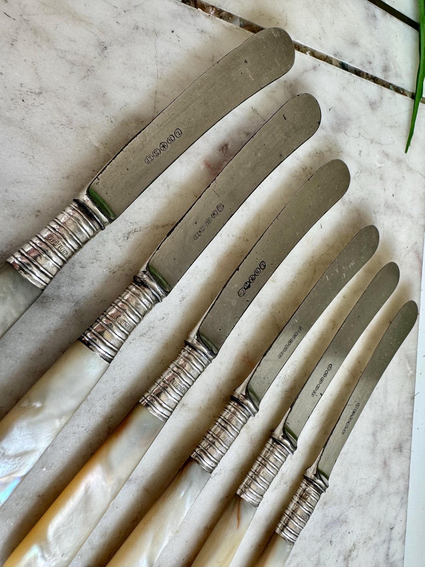 Set of 6 Antique Butter Knives – Silver-Plated Blades & Sterling Silver Collars, Mother of Pearl Handles – LB S EP, England, Early 20th Cent