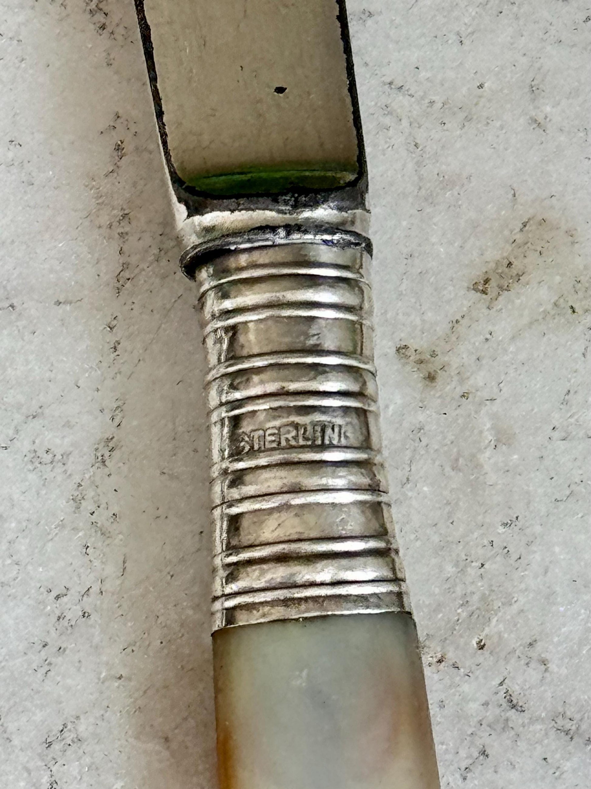 Set of 6 Antique Butter Knives – Silver-Plated Blades & Sterling Silver Collars, Mother of Pearl Handles – LB S EP, England, Early 20th Cent