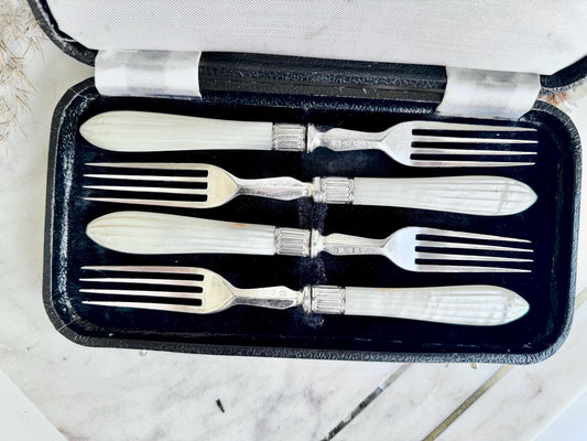 Antique British Set of Dessert Forks with Mother-of-Pearl Handles in Original Case, circa 1900s