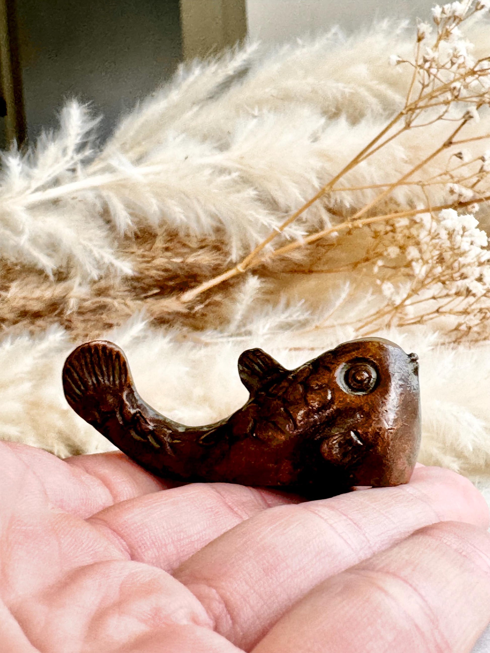 Bronze Fugu Pufferfish Pen Rest & Decorative Desk Ornament – Fine Figurine with Detailed Engraving