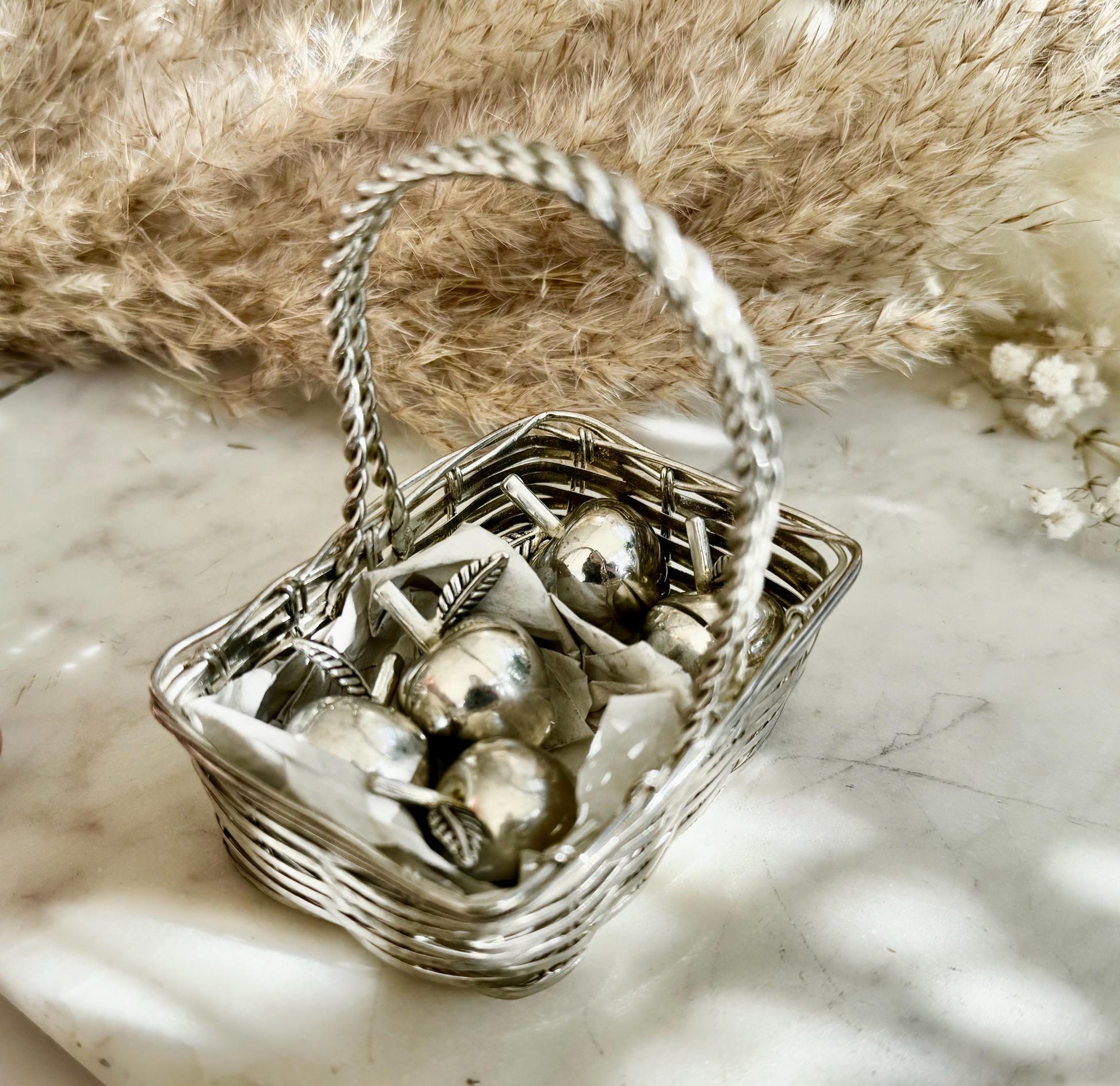 Charming Vintage Set of 6 Silver-Plated Apple Place Card Holders in Decorative Wire Basket – Ideal for Elegant Table Settings