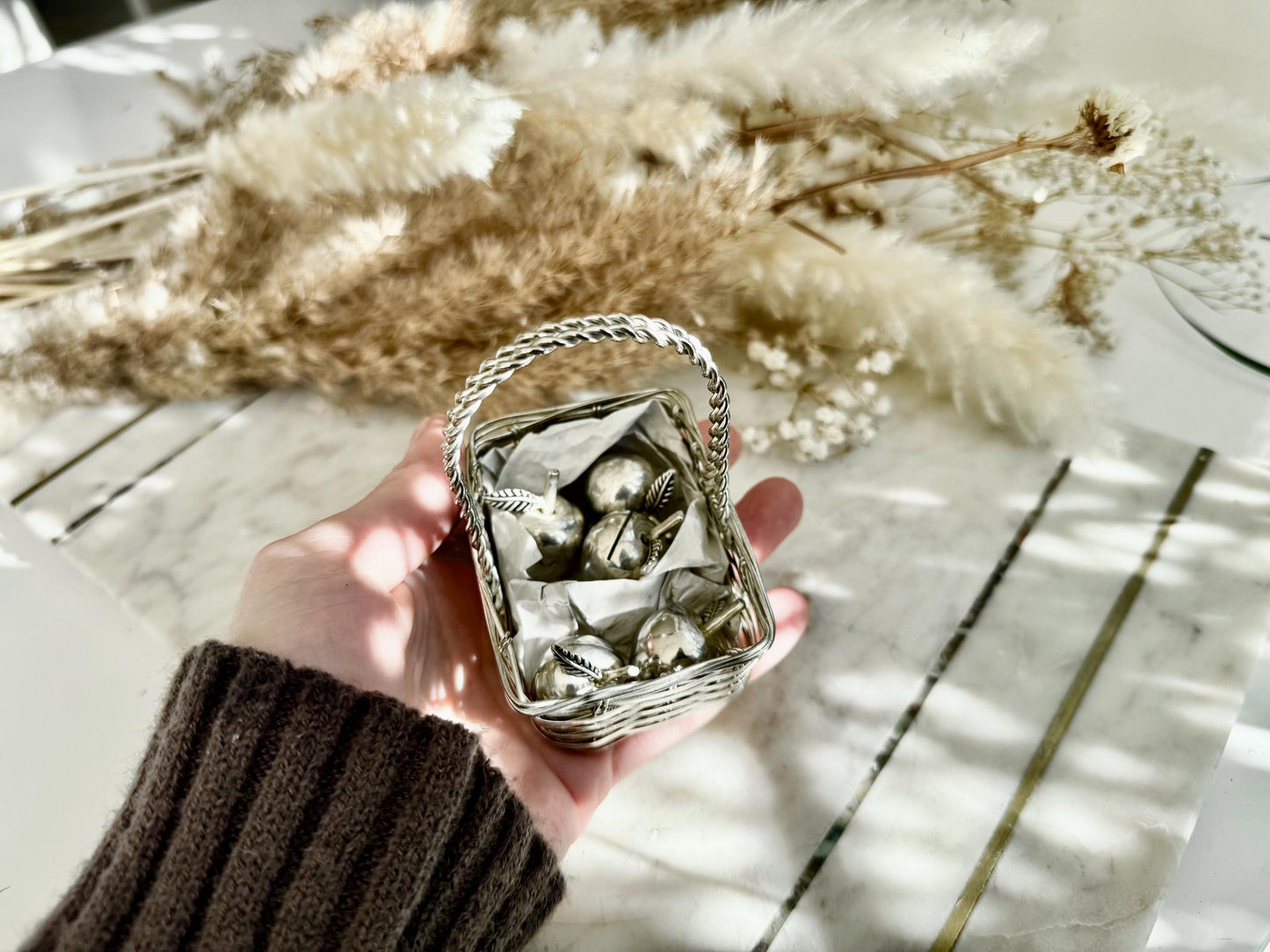 Charming Vintage Set of 6 Silver-Plated Apple Place Card Holders in Decorative Wire Basket – Ideal for Elegant Table Settings