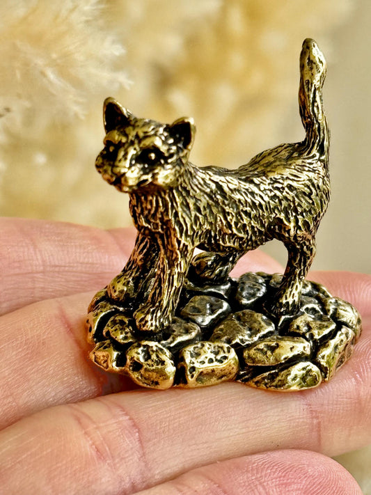 Cat brass figurine, Fine lifelike brass ornament, desktop decoration, gift for a cat lover, Paperweight, adorable gift for her, wild cat