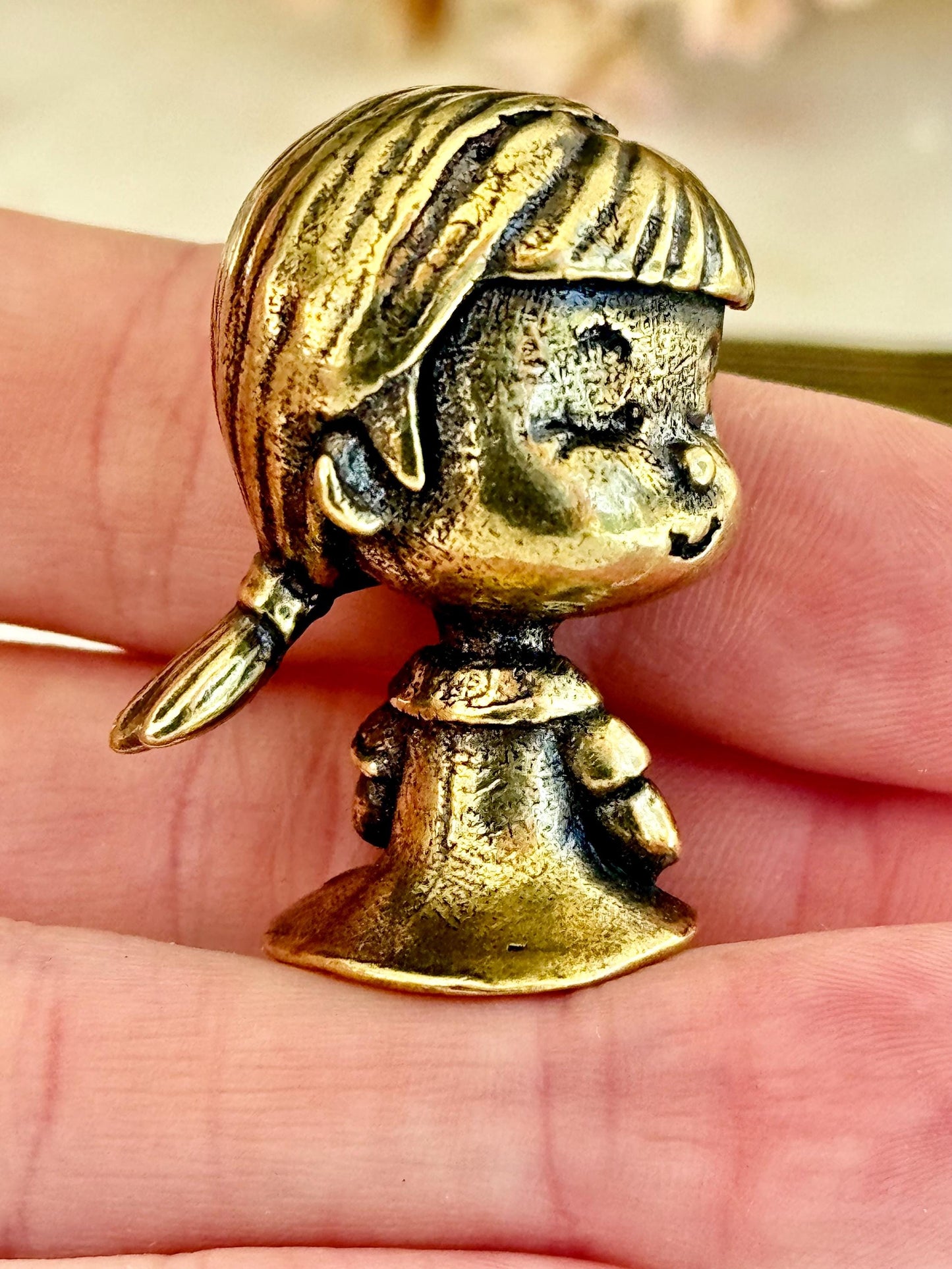 Solid Brass Figurine of Boy and Girl on Bench – Romantic Miniature Sculpture with Cap and Teddy Bear, Vintage-Inspired Gift