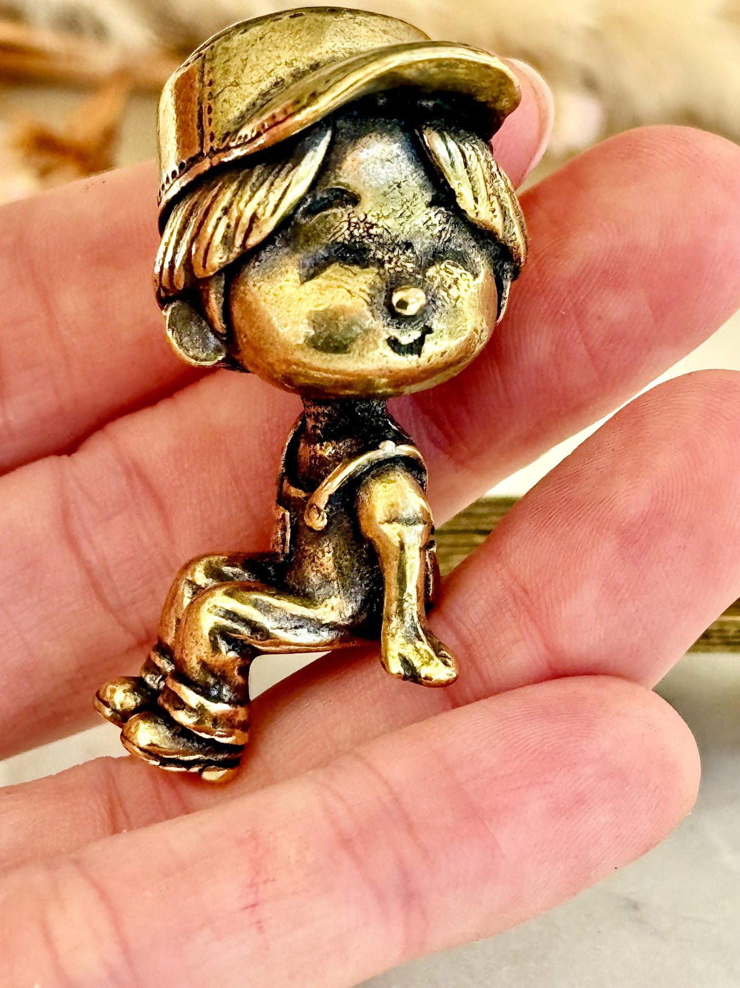 Solid Brass Figurine of Boy and Girl on Bench – Romantic Miniature Sculpture with Cap and Teddy Bear, Vintage-Inspired Gift