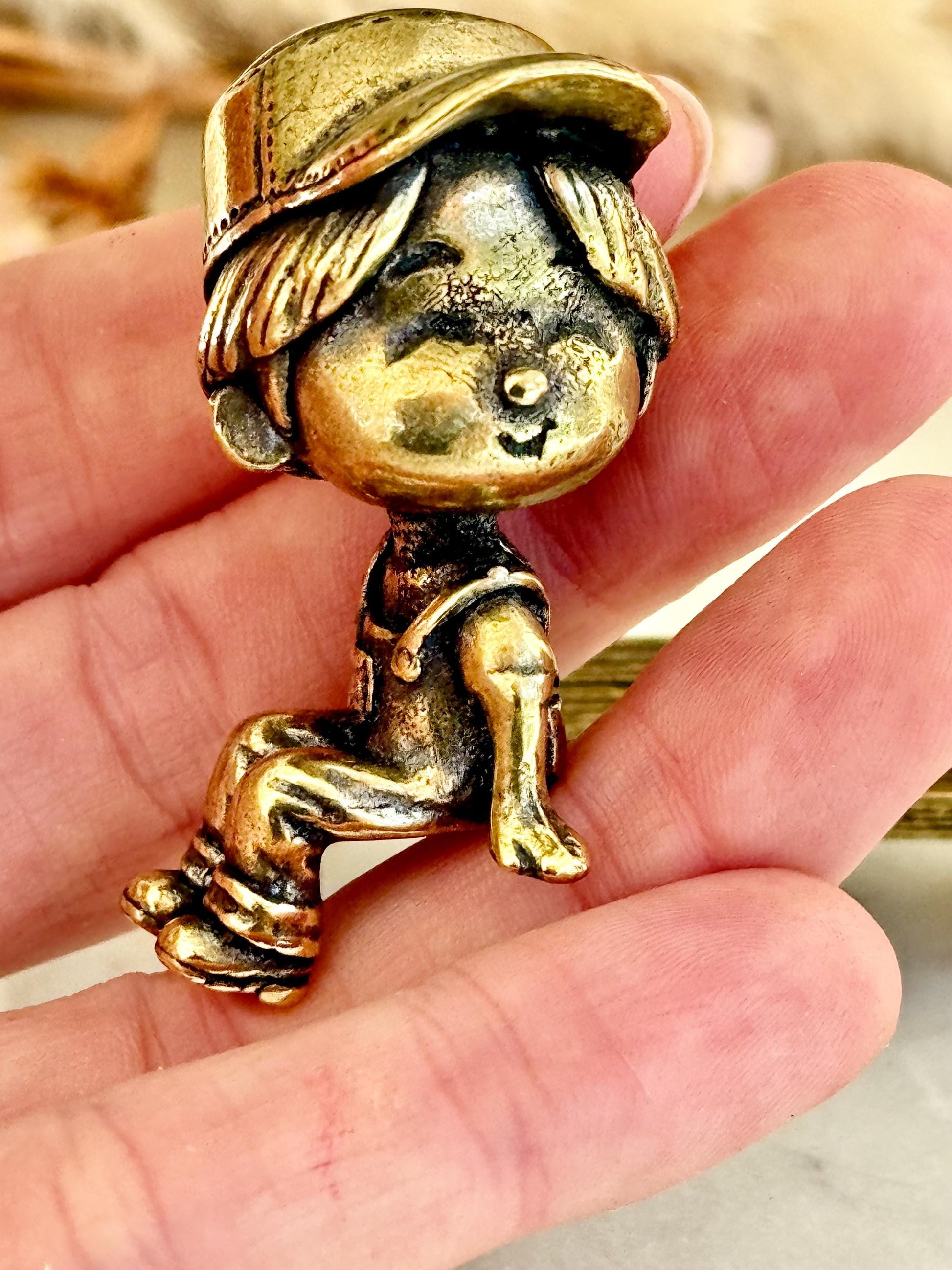 Solid Brass Figurine of Boy and Girl on Bench – Romantic Miniature Sculpture with Cap and Teddy Bear, Vintage-Inspired Gift