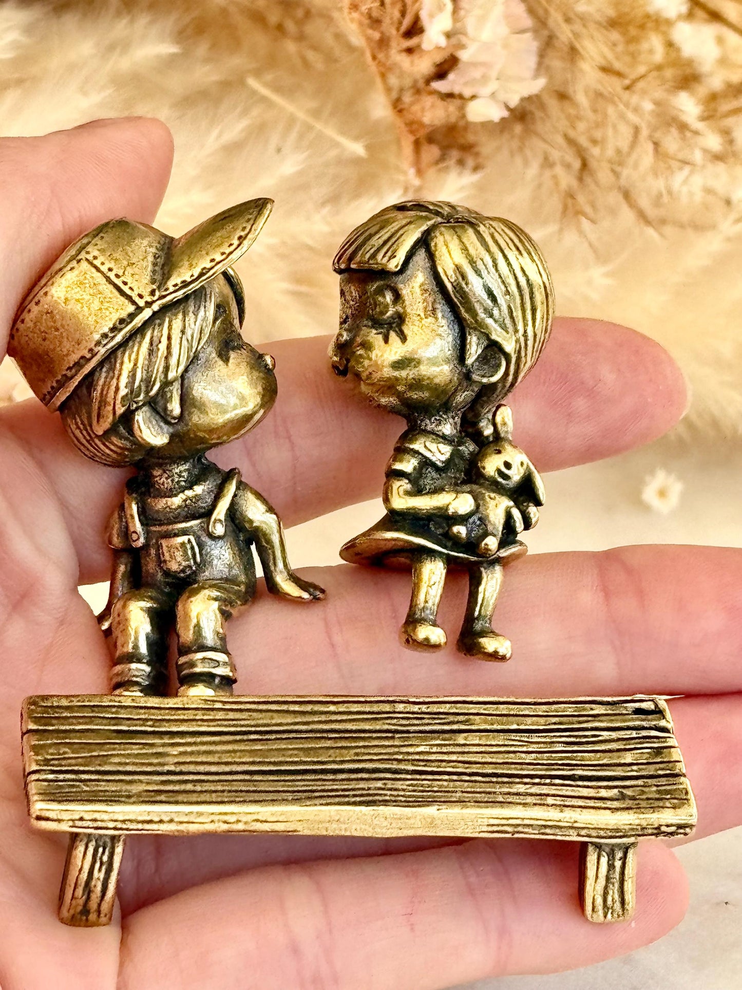 Solid Brass Figurine of Boy and Girl on Bench – Romantic Miniature Sculpture with Cap and Teddy Bear, Vintage-Inspired Gift