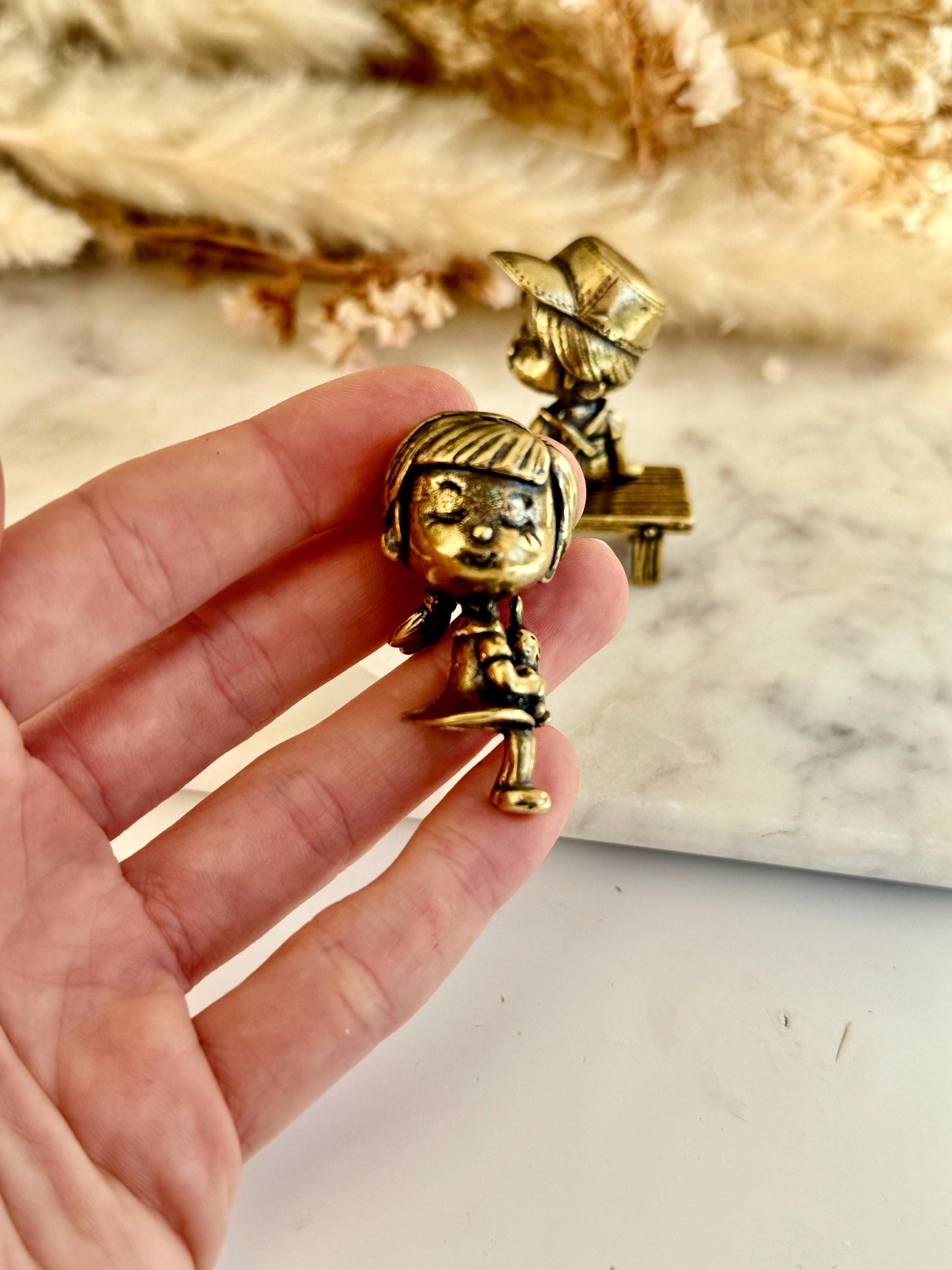 Solid Brass Figurine of Boy and Girl on Bench – Romantic Miniature Sculpture with Cap and Teddy Bear, Vintage-Inspired Gift
