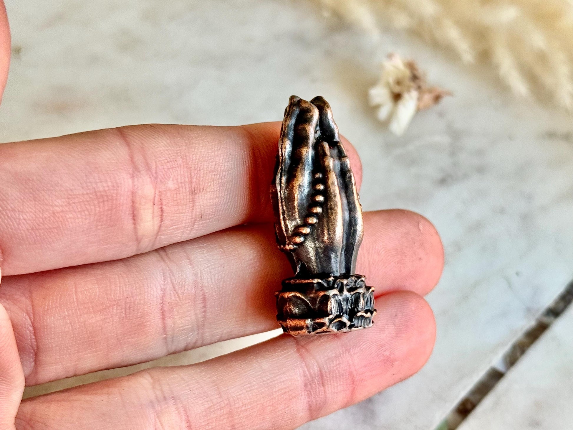 Miniature Brass Incense Holder – Praying Hands with Rosary Beads – Gothic Home Altar Decor or Witchy Keepsake Vessel