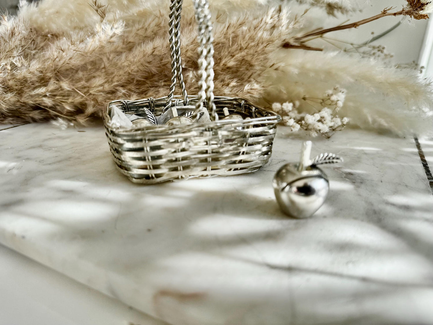 Charming Vintage Set of 6 Silver-Plated Apple Place Card Holders in Decorative Wire Basket – Ideal for Elegant Table Settings