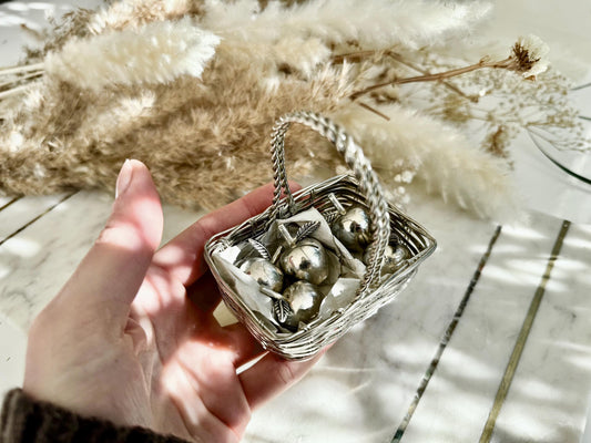 Charming Vintage Set of 6 Silver-Plated Apple Place Card Holders in Decorative Wire Basket – Ideal for Elegant Table Settings