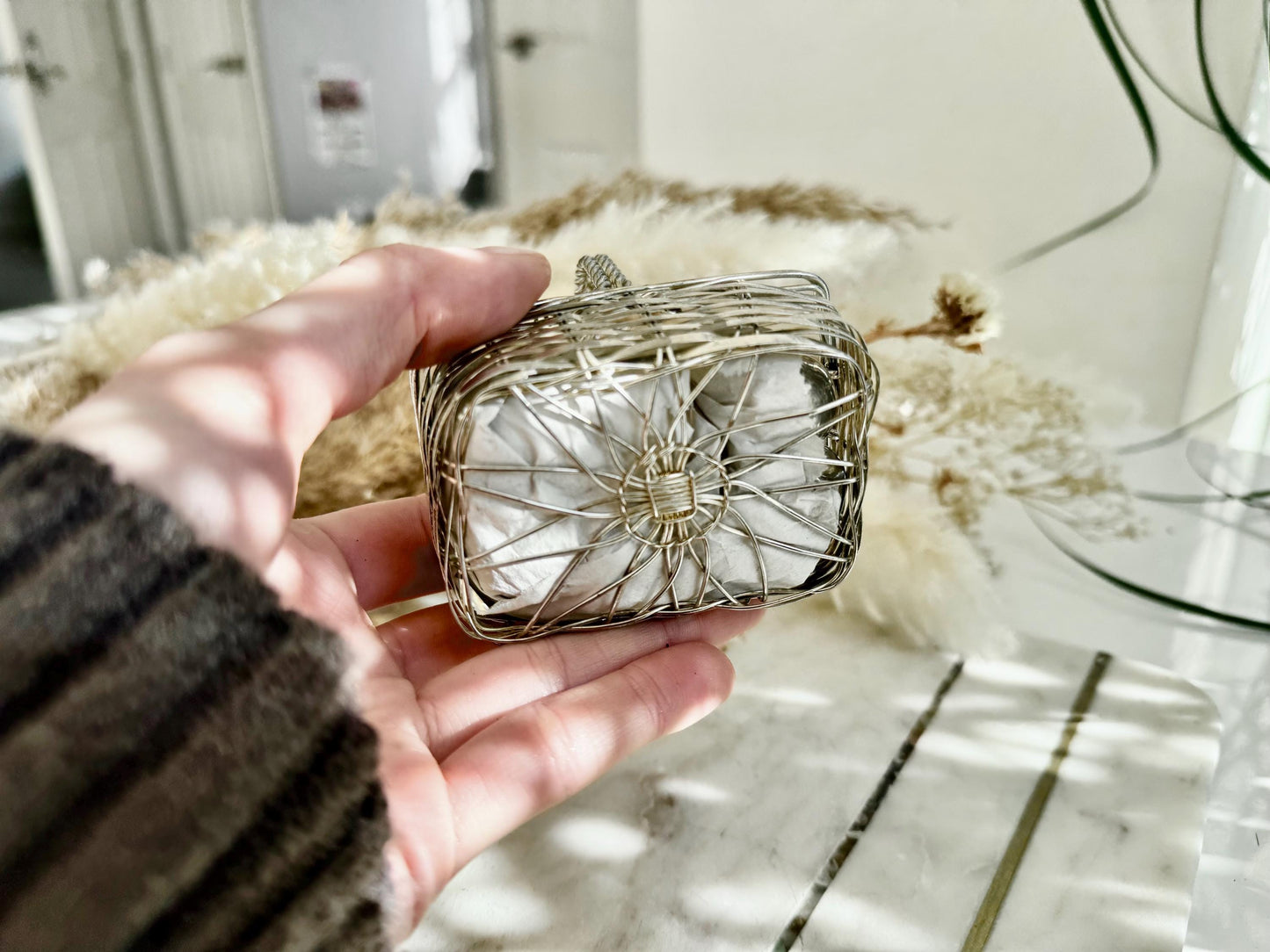 Charming Vintage Set of 6 Silver-Plated Apple Place Card Holders in Decorative Wire Basket – Ideal for Elegant Table Settings