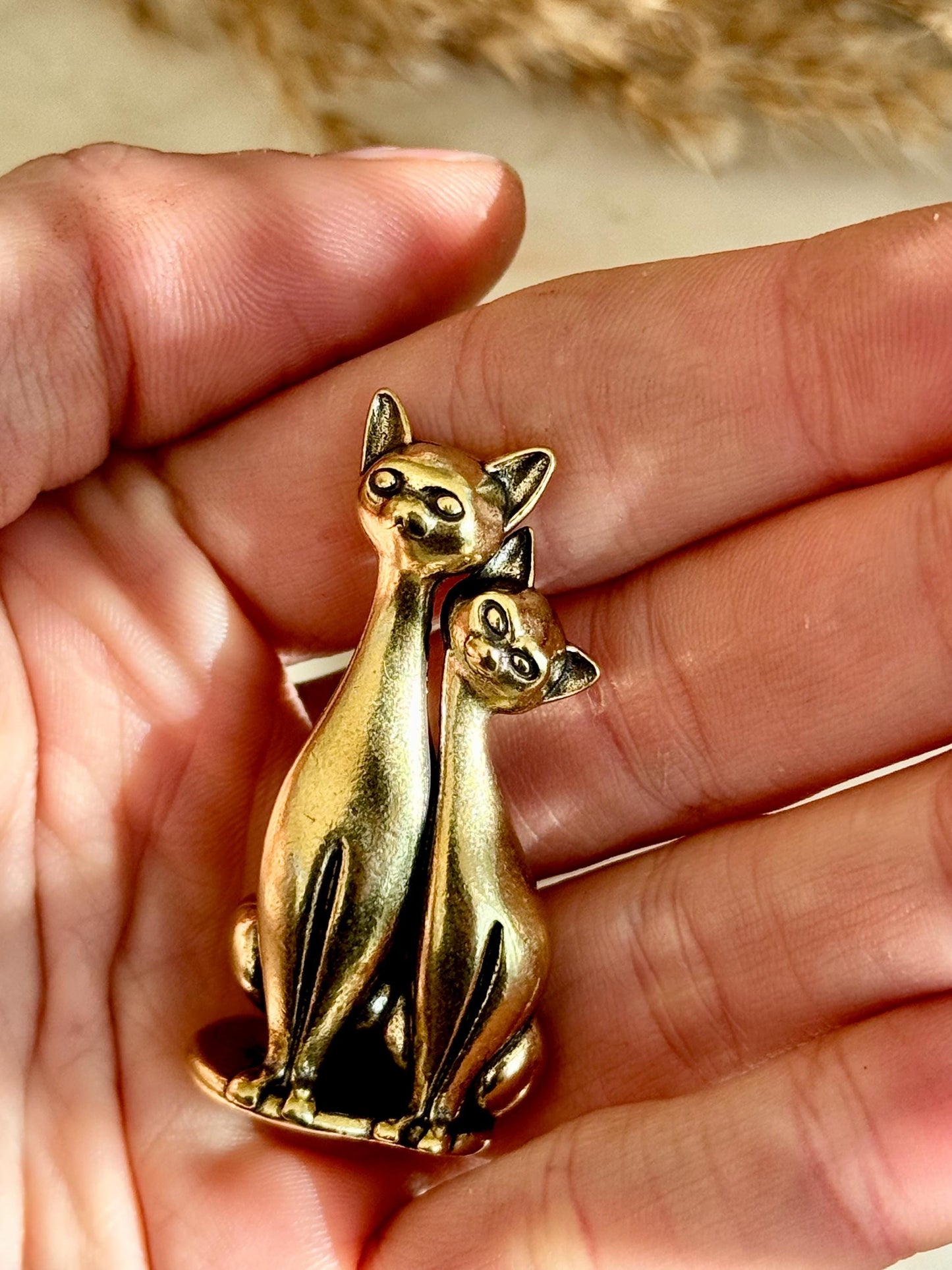 Solid Brass Siamese Cat Pair Figurine – Minimalist Gold-Tone Home Decor Sculpture, Thoughtful gift for a cat lover