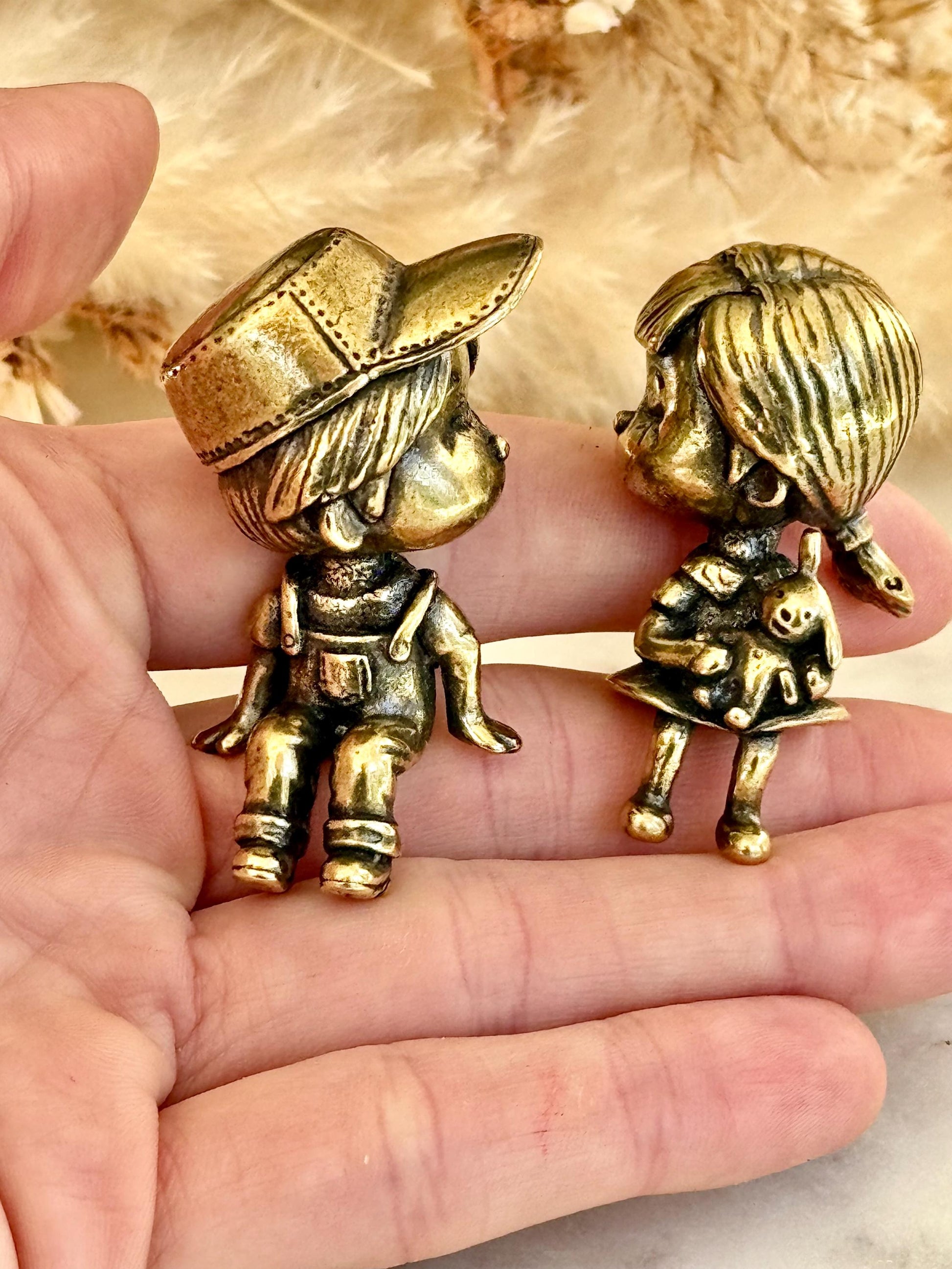 Solid Brass Figurine of Boy and Girl on Bench – Romantic Miniature Sculpture with Cap and Teddy Bear, Vintage-Inspired Gift
