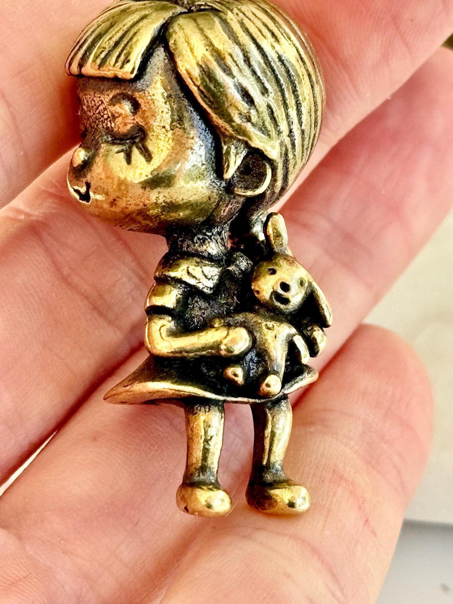 Solid Brass Figurine of Boy and Girl on Bench – Romantic Miniature Sculpture with Cap and Teddy Bear, Vintage-Inspired Gift