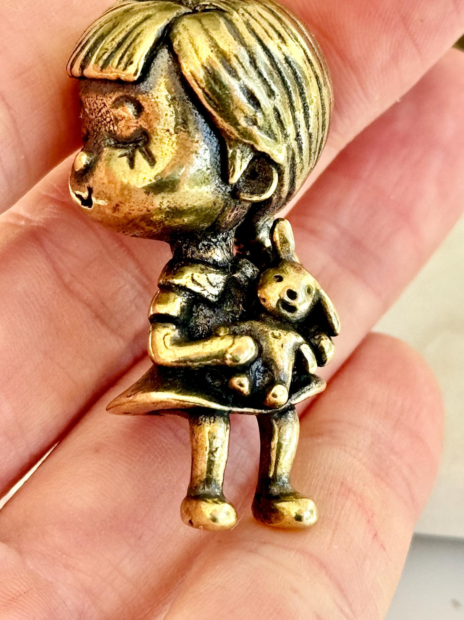 Solid Brass Figurine of Boy and Girl on Bench – Romantic Miniature Sculpture with Cap and Teddy Bear, Vintage-Inspired Gift