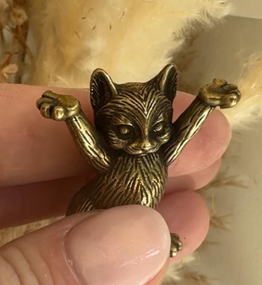 Brass Cat Pen Holder – Standing Kitten Figurine with Raised Paws for Holding Pens or Brushes, Unique Desk Accessory