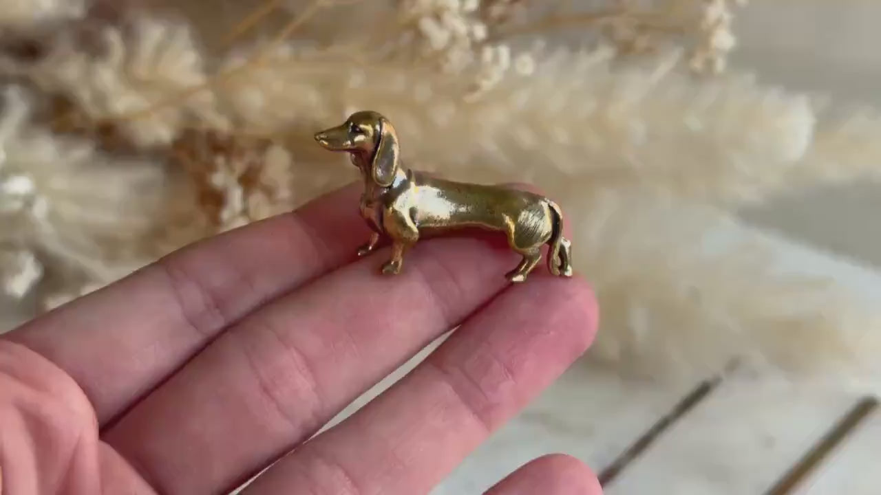 Lifelike solid brass dachshund figurine, beautiful German badger-dog statuette, metal sausage dog ornament, beautiful dog paperweight