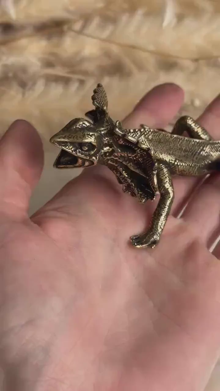 Fine lifelike brass frilled dragon miniature, detailed lizard sculpture, solid brass reptile figurine, exotic iguana ornament, metal frilled