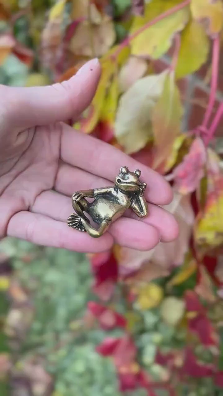 Solid brass Dreaming Frog Statuette, Decoration Ornament Cute frog, Sculpture Thinking Frog, Office Desktop Ornament, paperweight